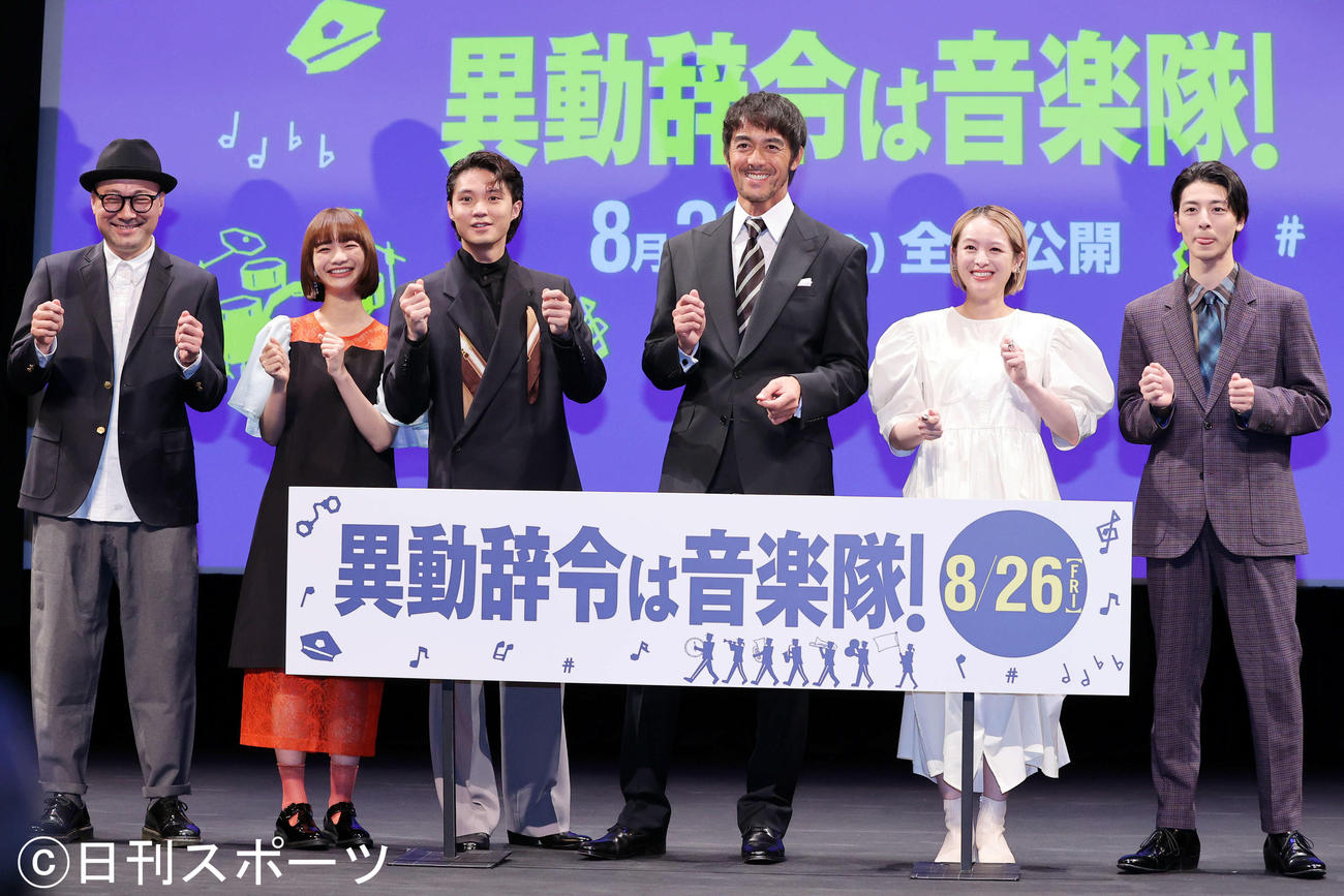 映画「異動辞令は音楽隊！」完成披露試写会で楽器を演奏するしぐさで記念撮影する、左から内田英治監督、見上愛、磯村勇斗、阿部寛、清野菜名、高杉真宙（撮影・浅見桂子）