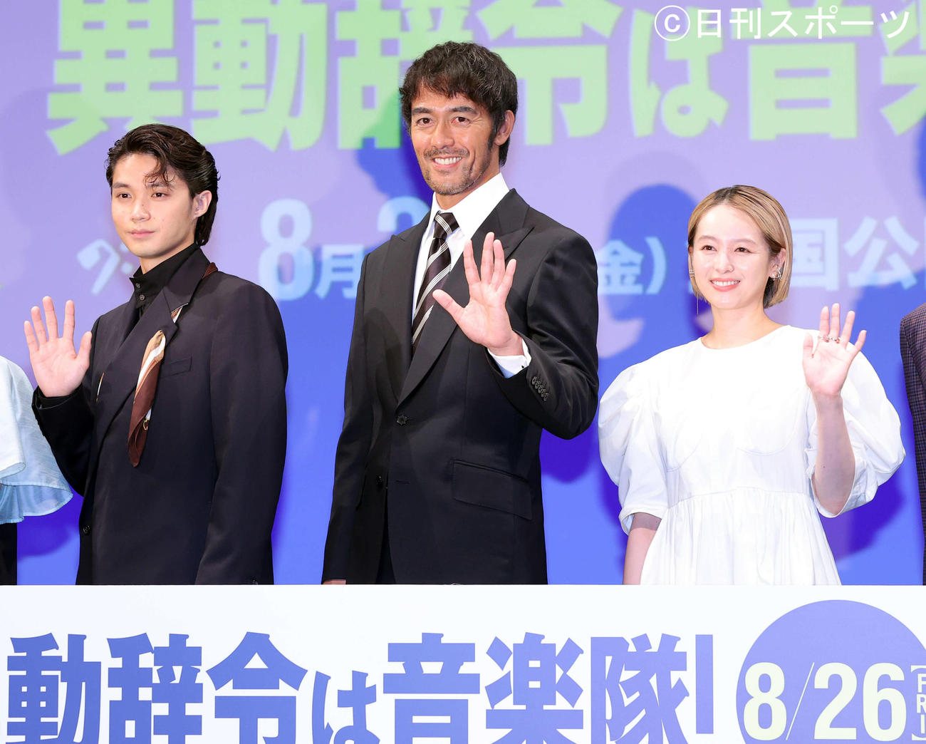 映画「異動辞令は音楽隊！」完成披露試写会で笑顔で手を振る左から磯村勇斗、阿部寛、清野菜名（撮影・浅見桂子）