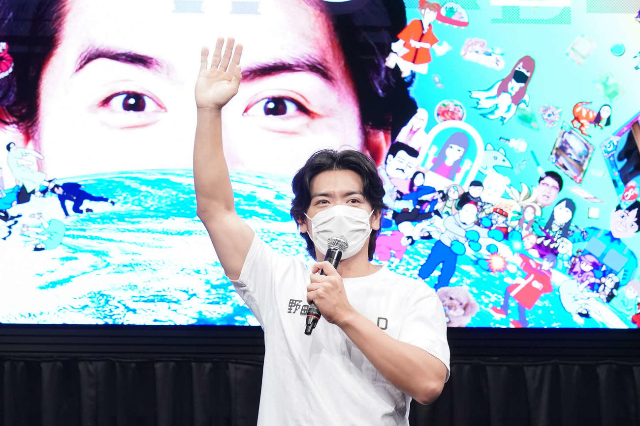 「スーパー野田ゲーWORLD発売記念記者会見」に出席したマヂカルラブリーの野田クリスタル