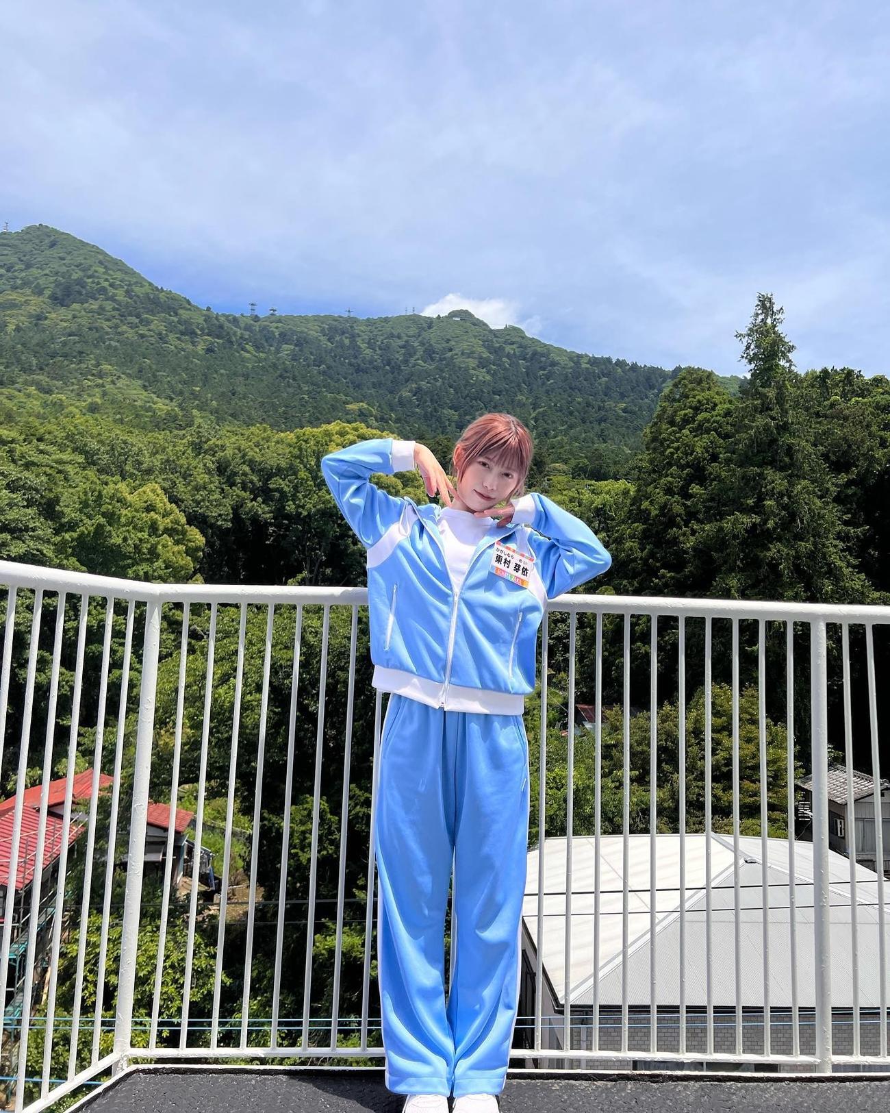 青空と大自然をバックにポーズする日向坂46東村芽依。東村芽依インスタグラムより