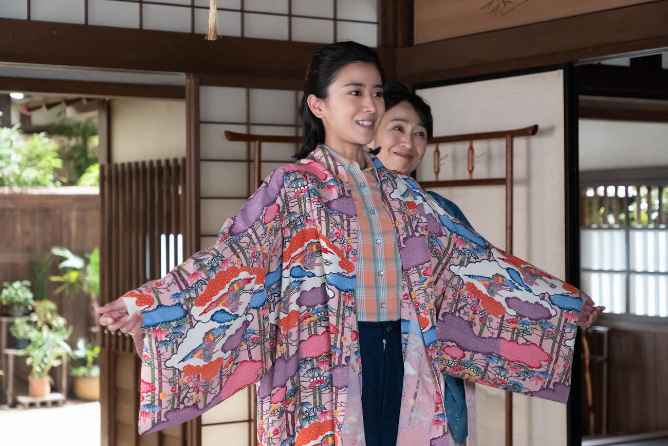 朝ドラ「ちむどんどん」より。比嘉暢子（黒島結菜）は結婚へ向けて琉装を試す(C)NHK