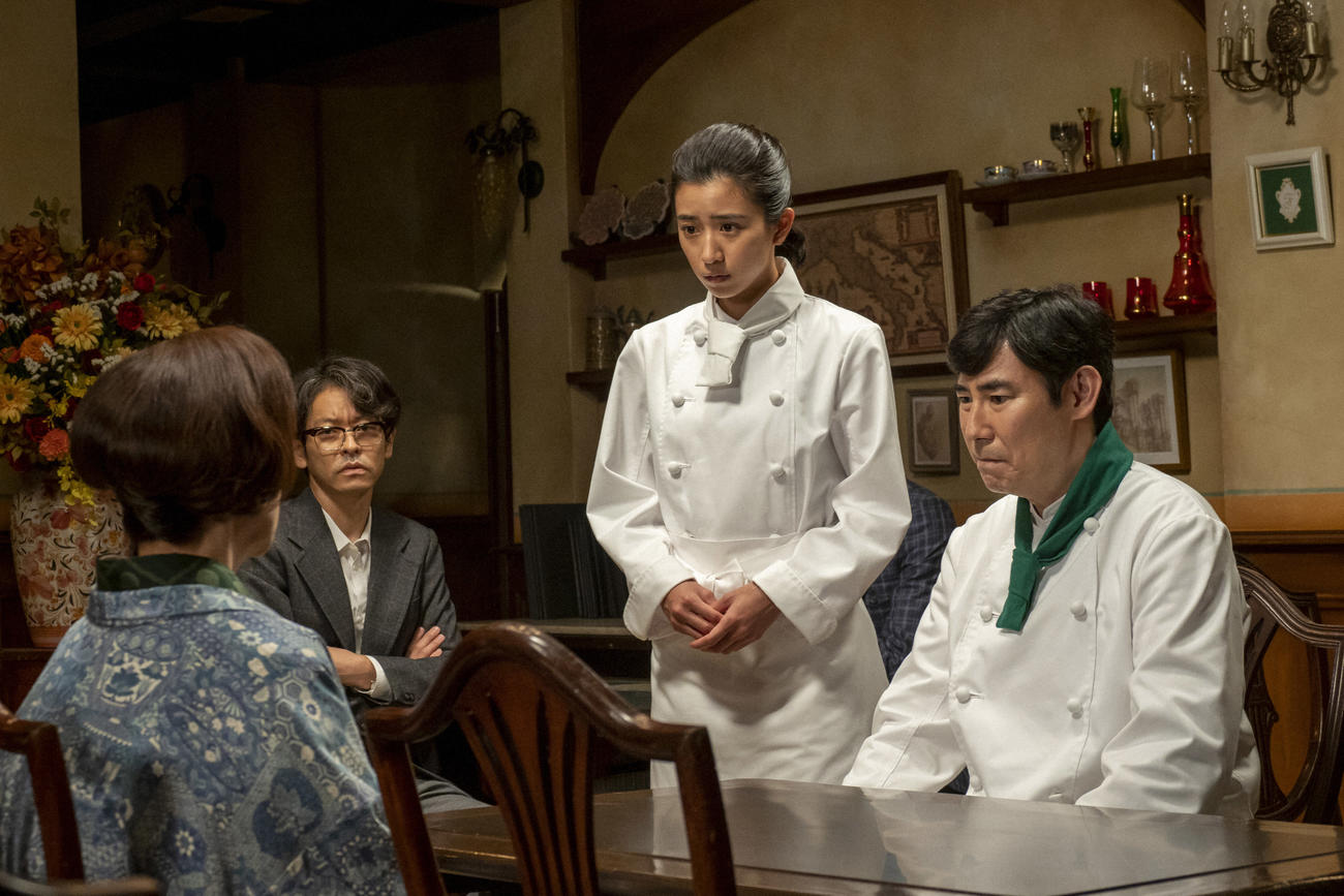 朝ドラ「ちむどんどん」より。レストラン「フォンターナ」で大城房子オーナー（背中＝原田美枝子）を囲む比嘉暢子（右から2人目＝黒島結菜）ら(C)NHK