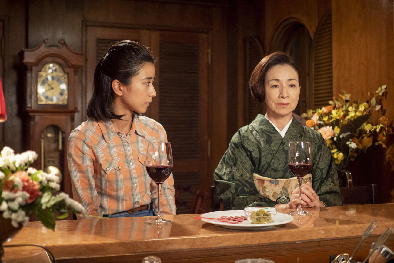 朝ドラ「ちむどんどん」より。ワインを飲みながら話す比嘉暢子（左＝黒島結菜）と大城房子オーナー（原田美枝子）(C)NHK