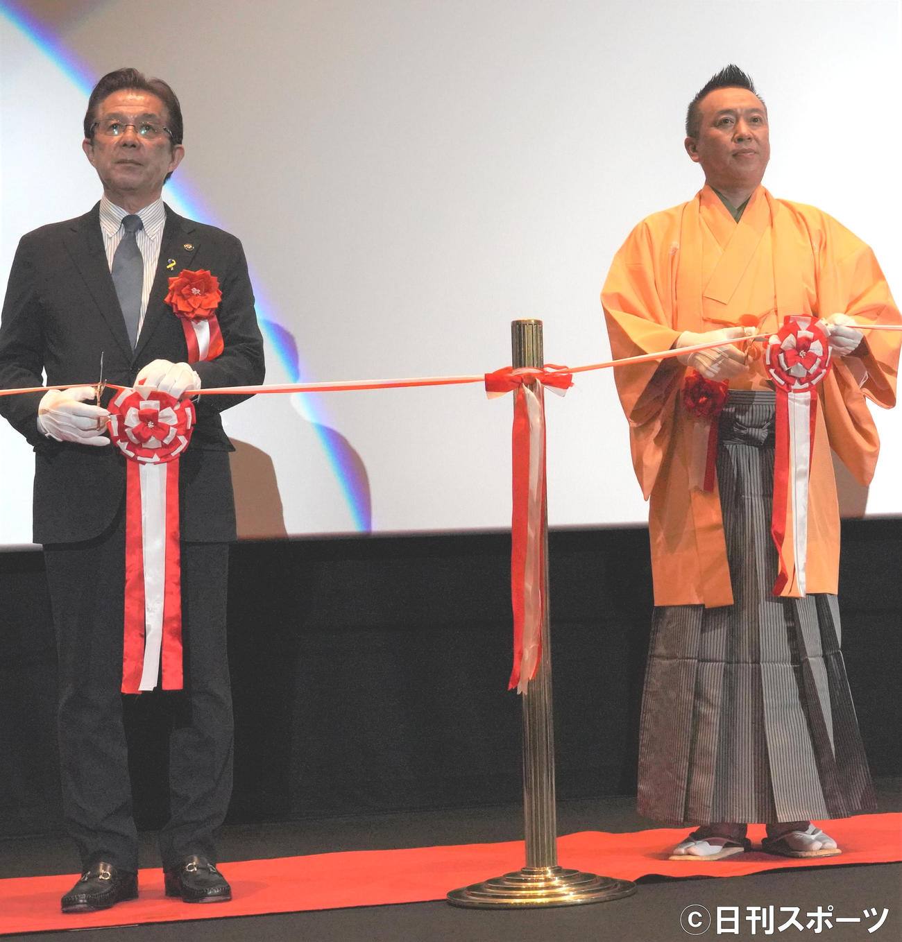 ユナイテッド・シネマ　ウニクス秩父のオープニングテープカットセレモニーに出席した堀篤秩父市長（左）と林家たい平（撮影・佐藤成）