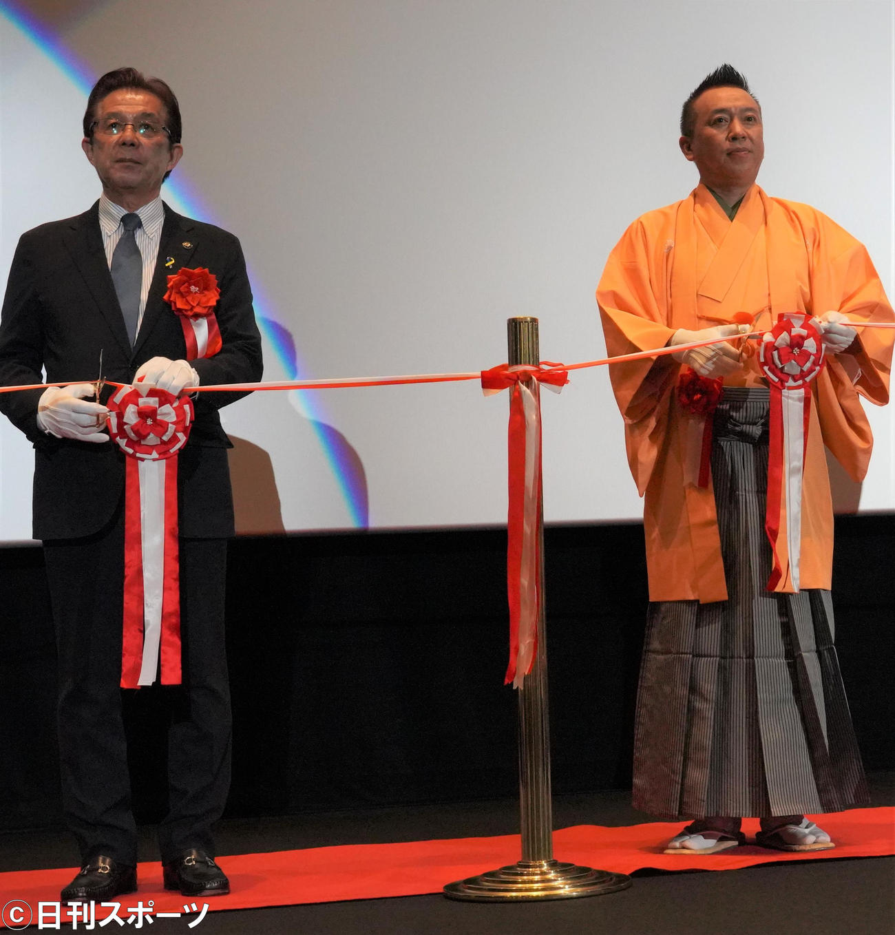 ユナイテッド・シネマ　ウニクス秩父のオープニングテープカットセレモニーに出席した堀篤秩父市長（左）と林家たい平（撮影・佐藤成）