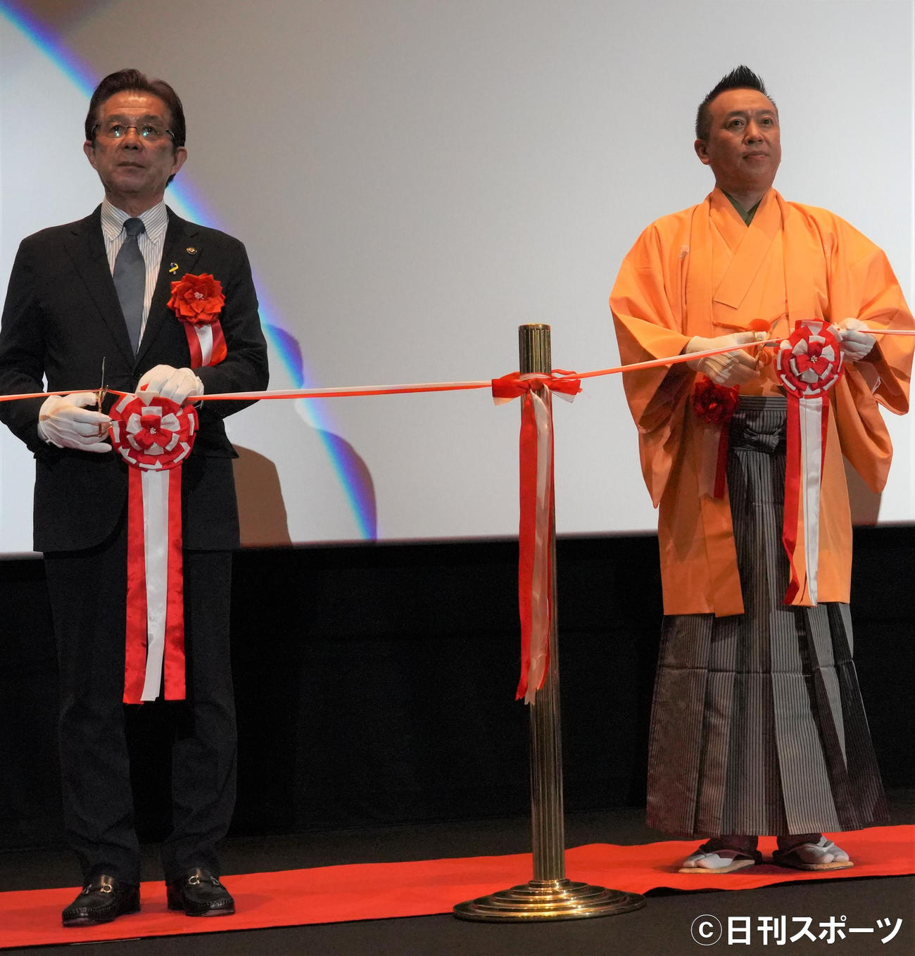 ユナイテッド・シネマ　ウニクス秩父のオープニングテープカットセレモニーに出席した堀篤秩父市長（左）と林家たい平（撮影・佐藤成）