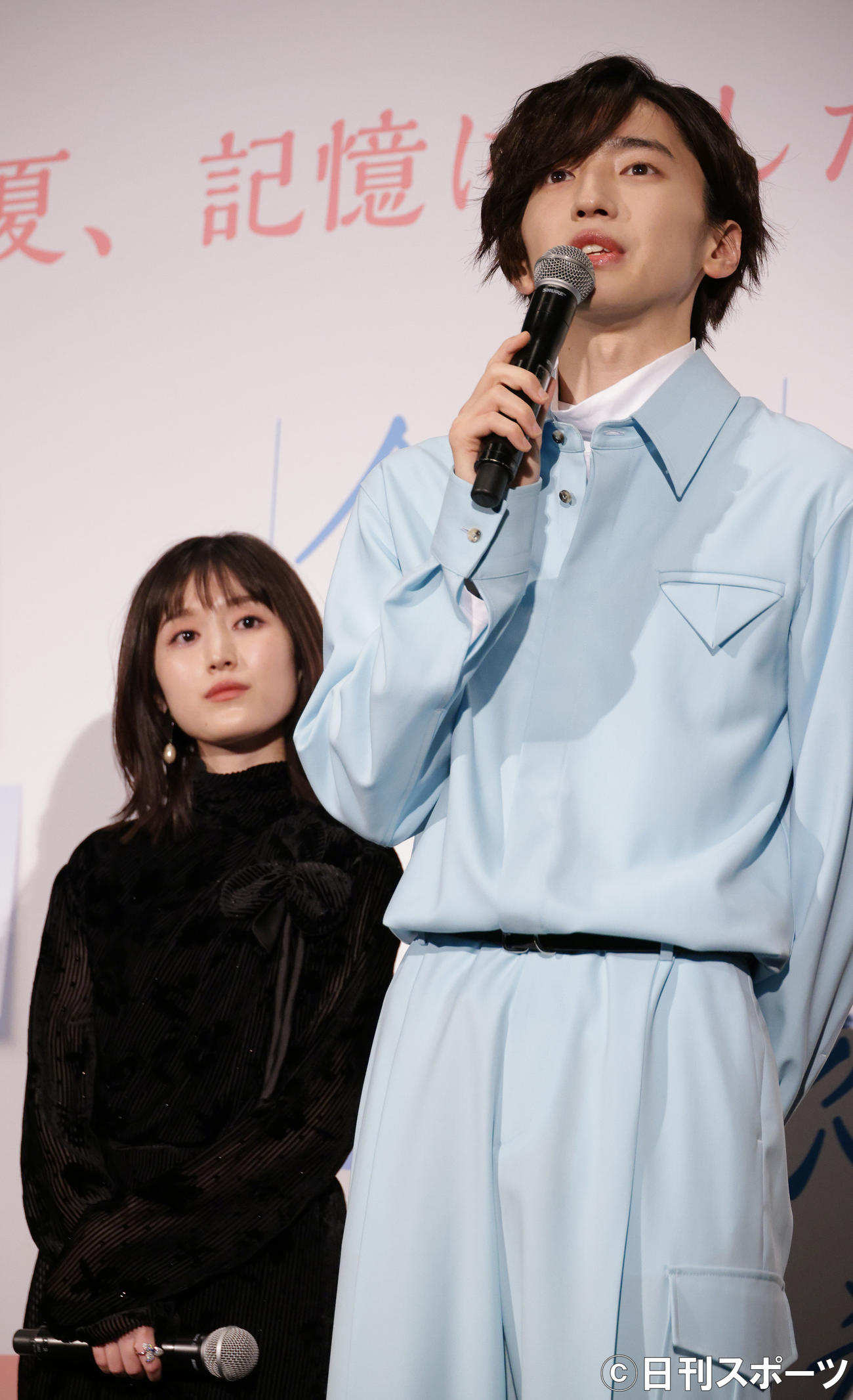 映画「今夜、世界からこの恋が消えても」初日舞台あいさつをする道枝駿佑。左は福本莉子（撮影・中島郁夫）