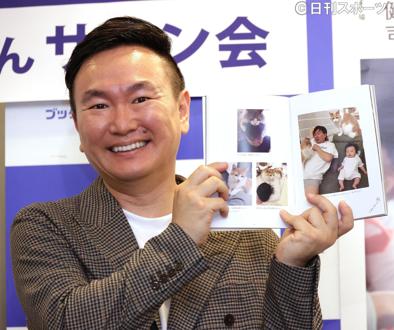 写真集出版記念サイン会を開催したかまいたちの山内健司（撮影・中島郁夫）