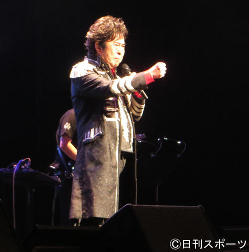 肺がんを公表後、初のステージに立った水木一郎