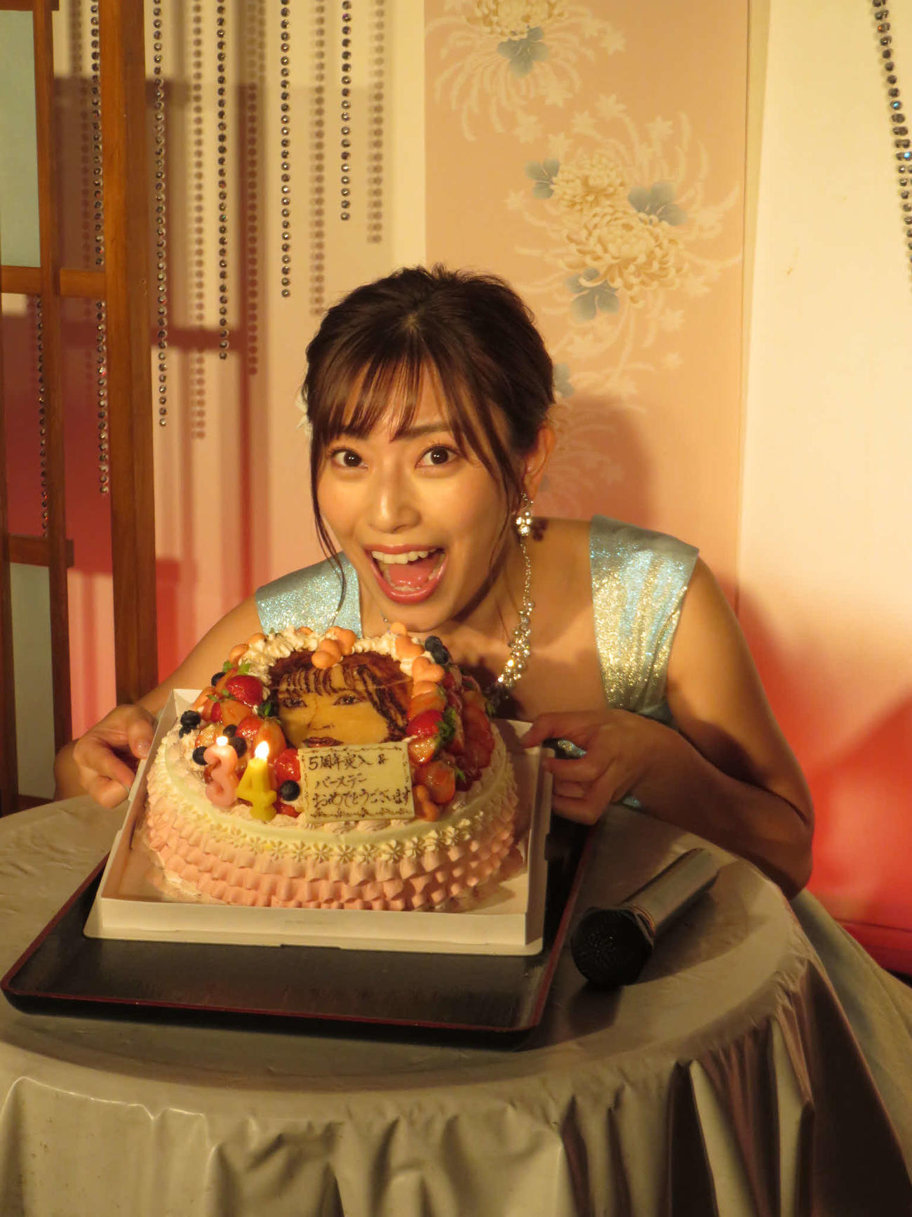 バースデーライブでケーキを贈られた藤井香愛
