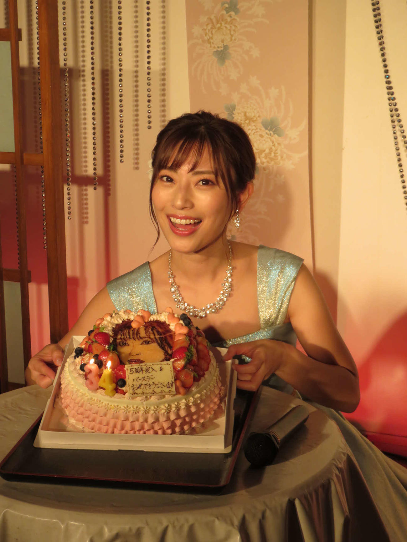 バースデーライブでケーキを贈られた藤井香愛