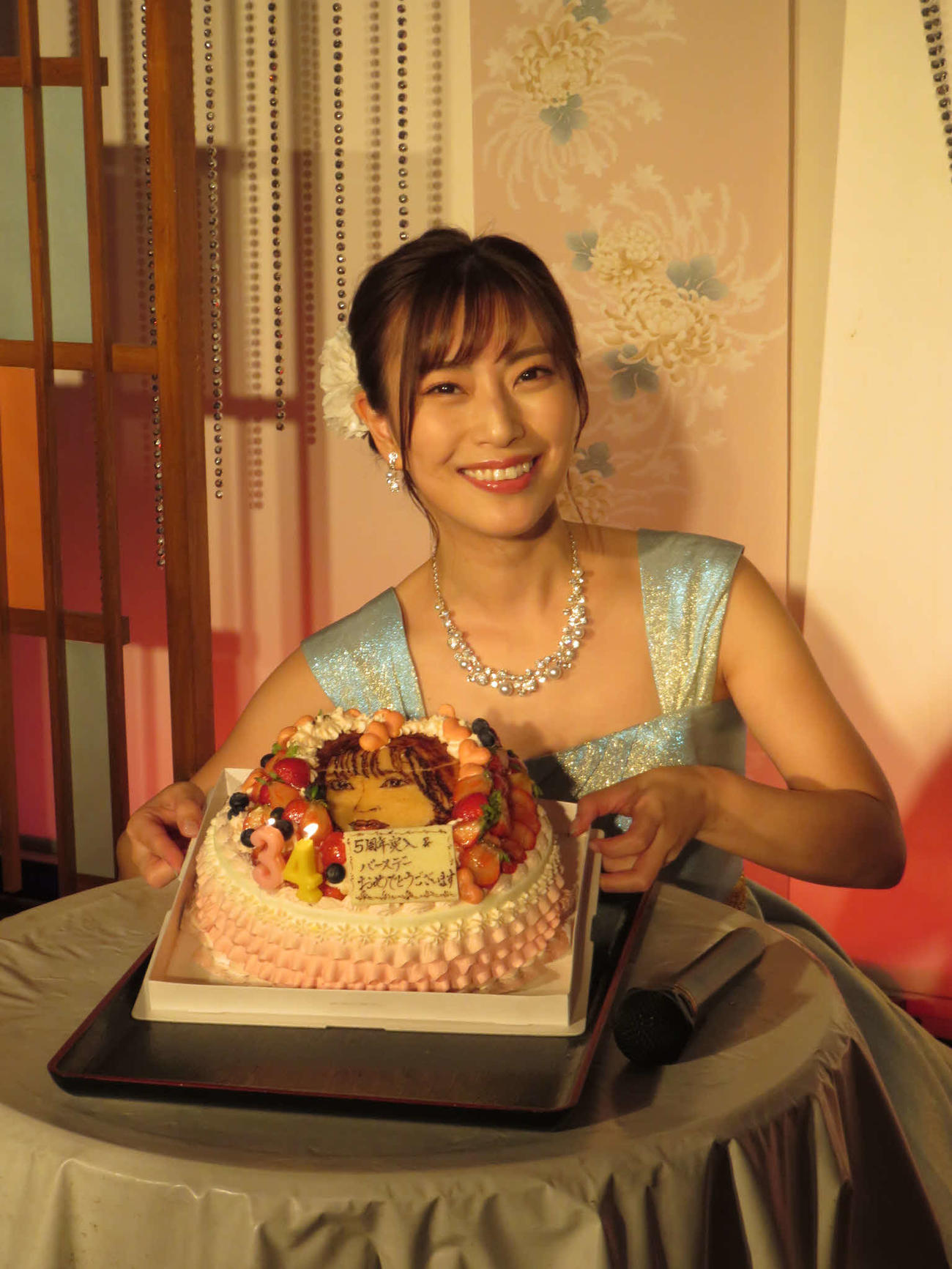 バースデーライブでケーキを贈られた藤井香愛