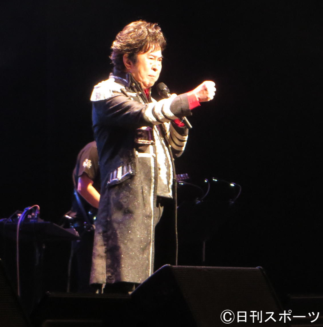 肺がんを公表後、初のステージに立った水木一郎