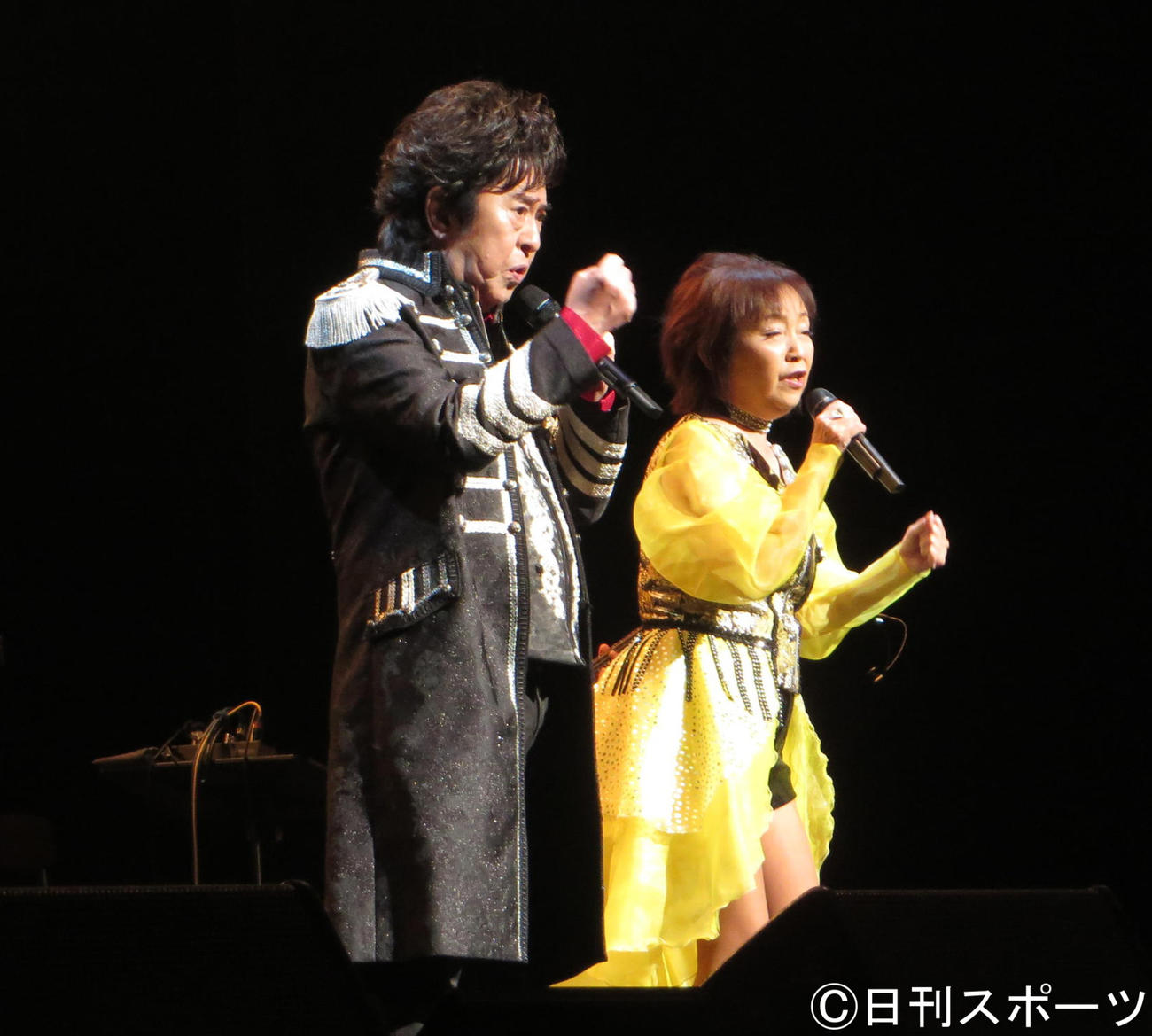 肺がんを公表後、初のステージに立った水木一郎（左）。右は堀江美都子