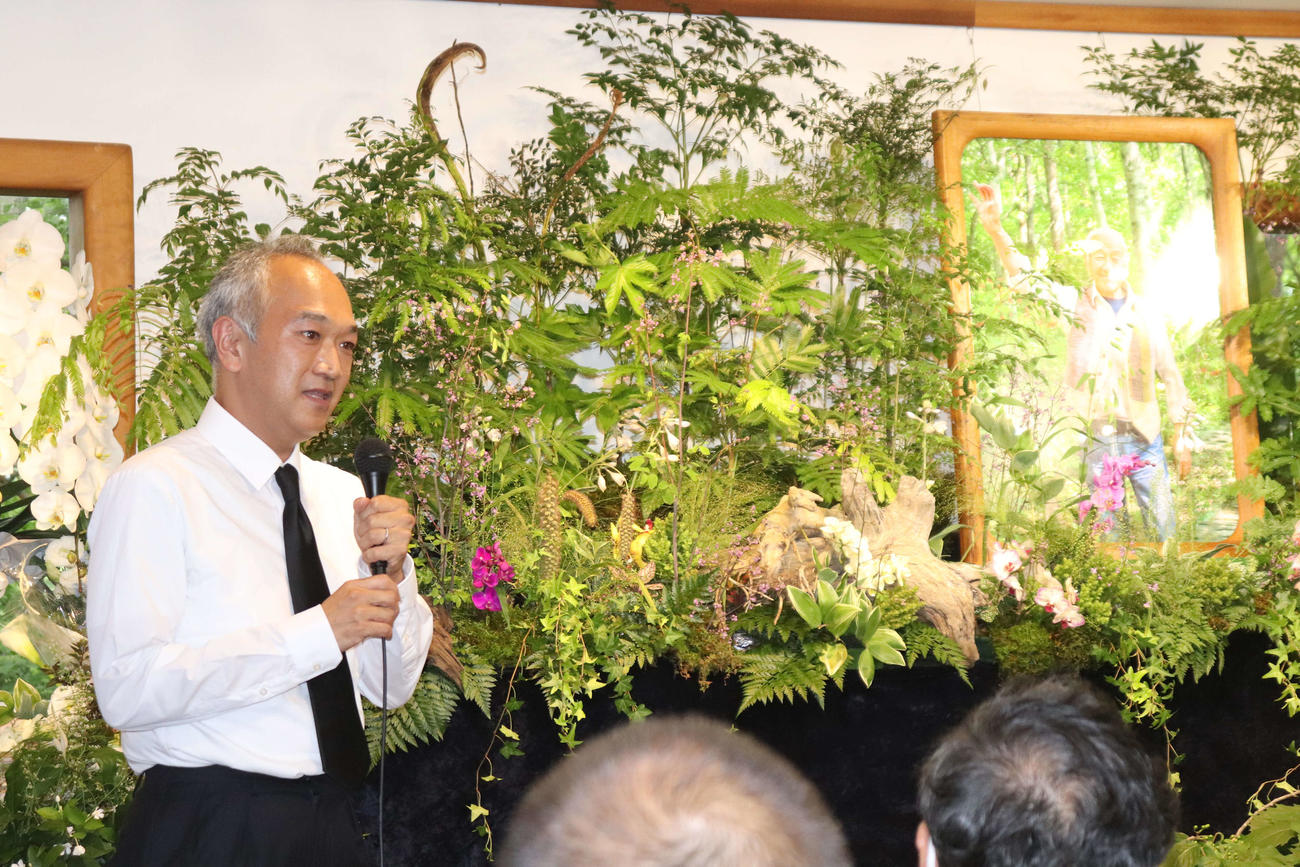 八ケ岳倶楽部で行われた柳生博さんのお別れ会で最後のあいさつをする次男の宗助氏（撮影・加藤理沙）