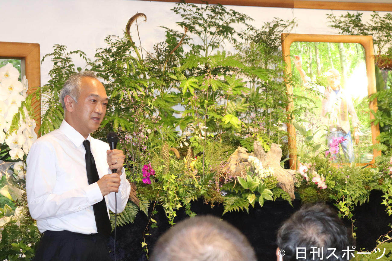 八ケ岳倶楽部で行われた柳生博さんのお別れ会で最後のあいさつをする次男の宗助氏（撮影・加藤理沙）