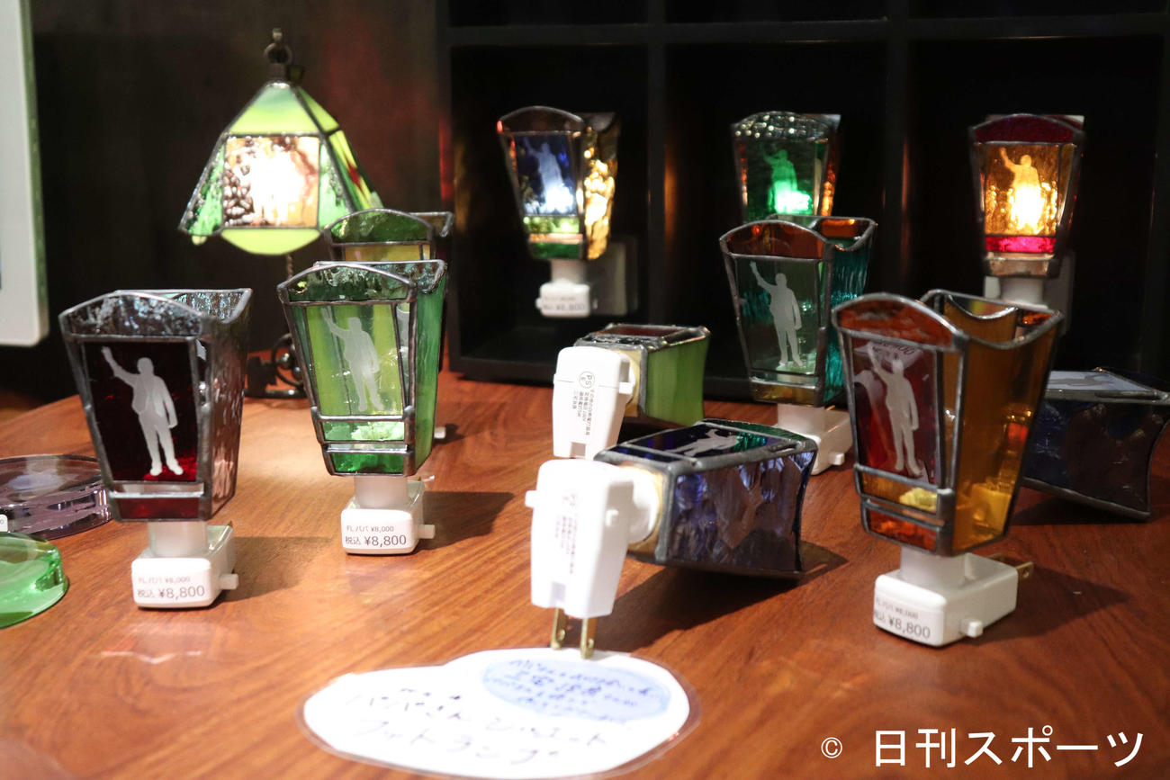 八ケ岳倶楽部で行われた柳生さんのお別れ会でお披露目された、柳生さんのモニュメントが描かれたステンドグラス（撮影・加藤理沙）