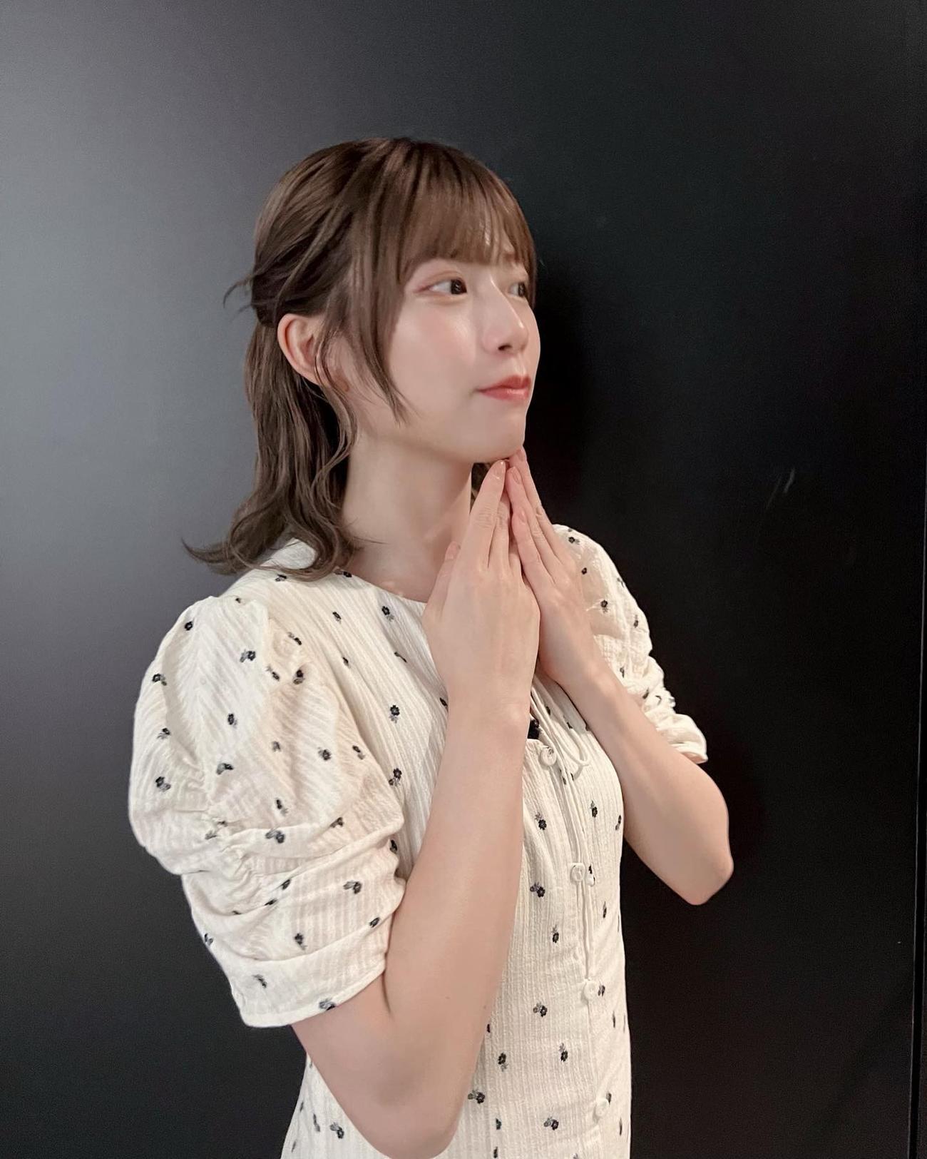 私服姿でポーズする日向坂46東村芽依（東村芽依インスタグラムより）