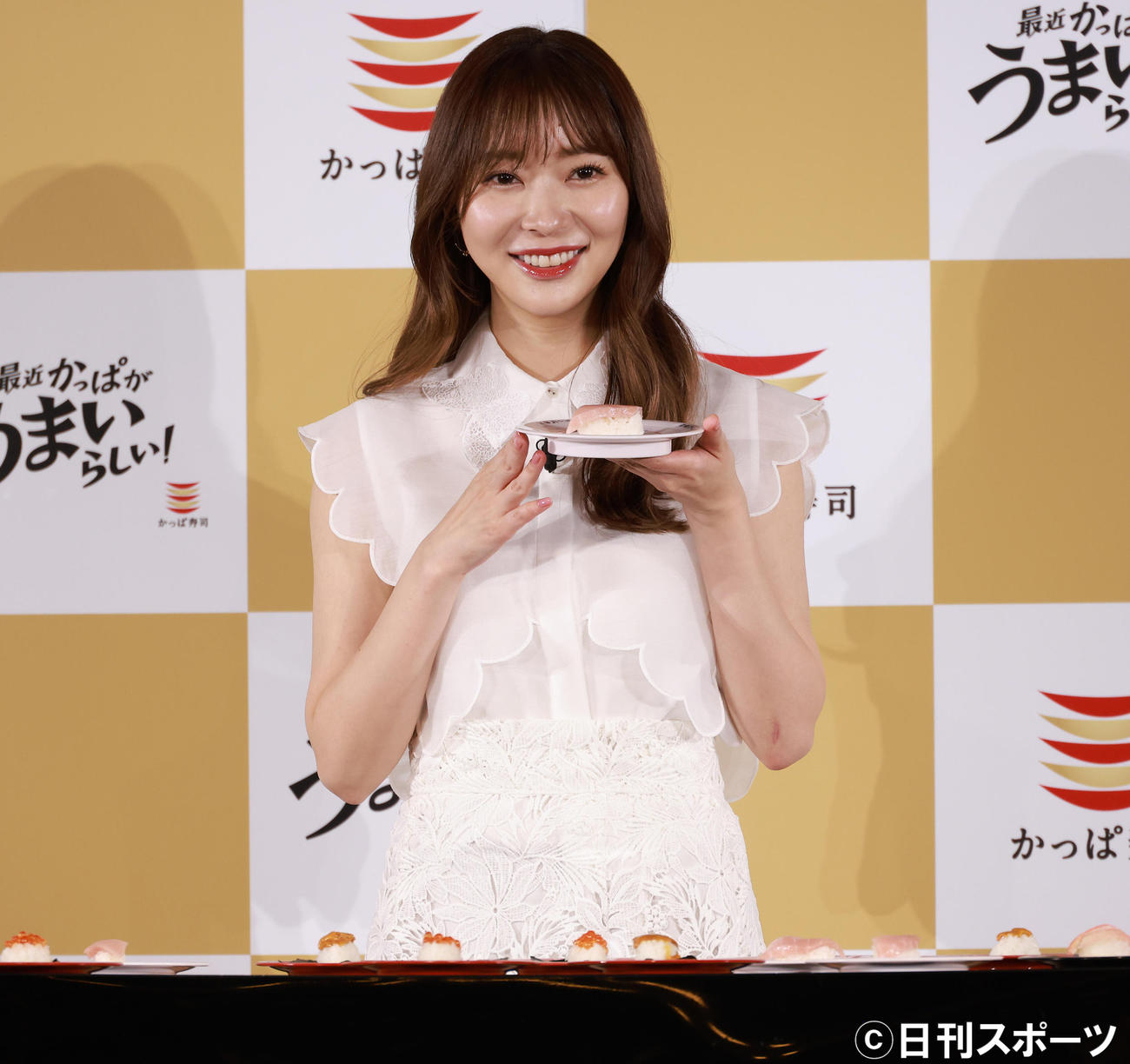 かっぱ寿司新CMキャラクターに就任、試食する指原莉乃（撮影・中島郁夫）