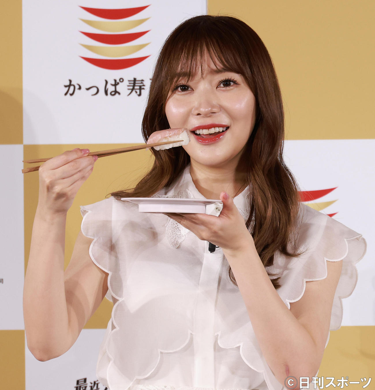 かっぱ寿司新CMキャラクターに就任し大トロを試食する指原莉乃（撮影・中島郁夫）