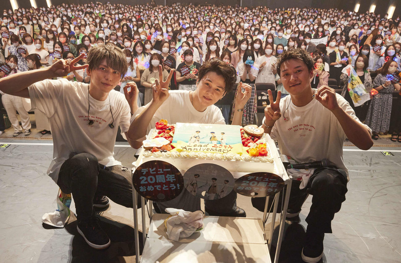 デビュー20周年記念ライブでケーキとともにファンと写真に納まるLead。左から鍵本輝、古屋敬多、谷内伸也