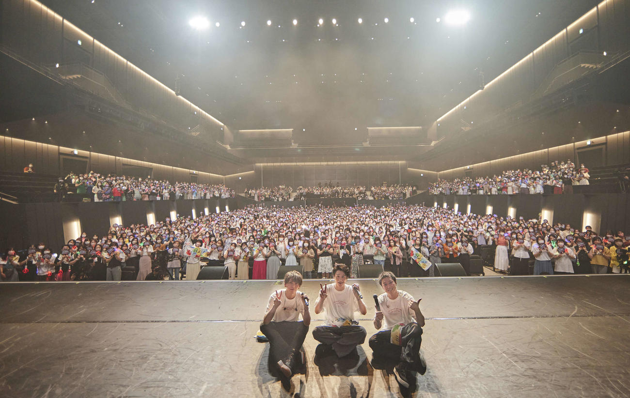 デビュー20周年記念ライブでファンと写真に納まるLeadの、左から鍵本輝、古屋敬多、谷内伸也