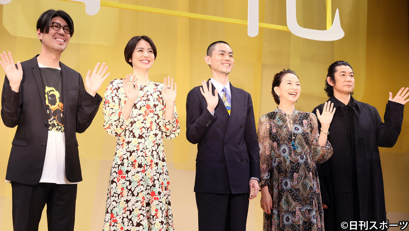 笑顔を見せる、左から川村元気監督、長澤まさみ、菅田将暉、原田美枝子、永瀬正敏（撮影・足立雅史）