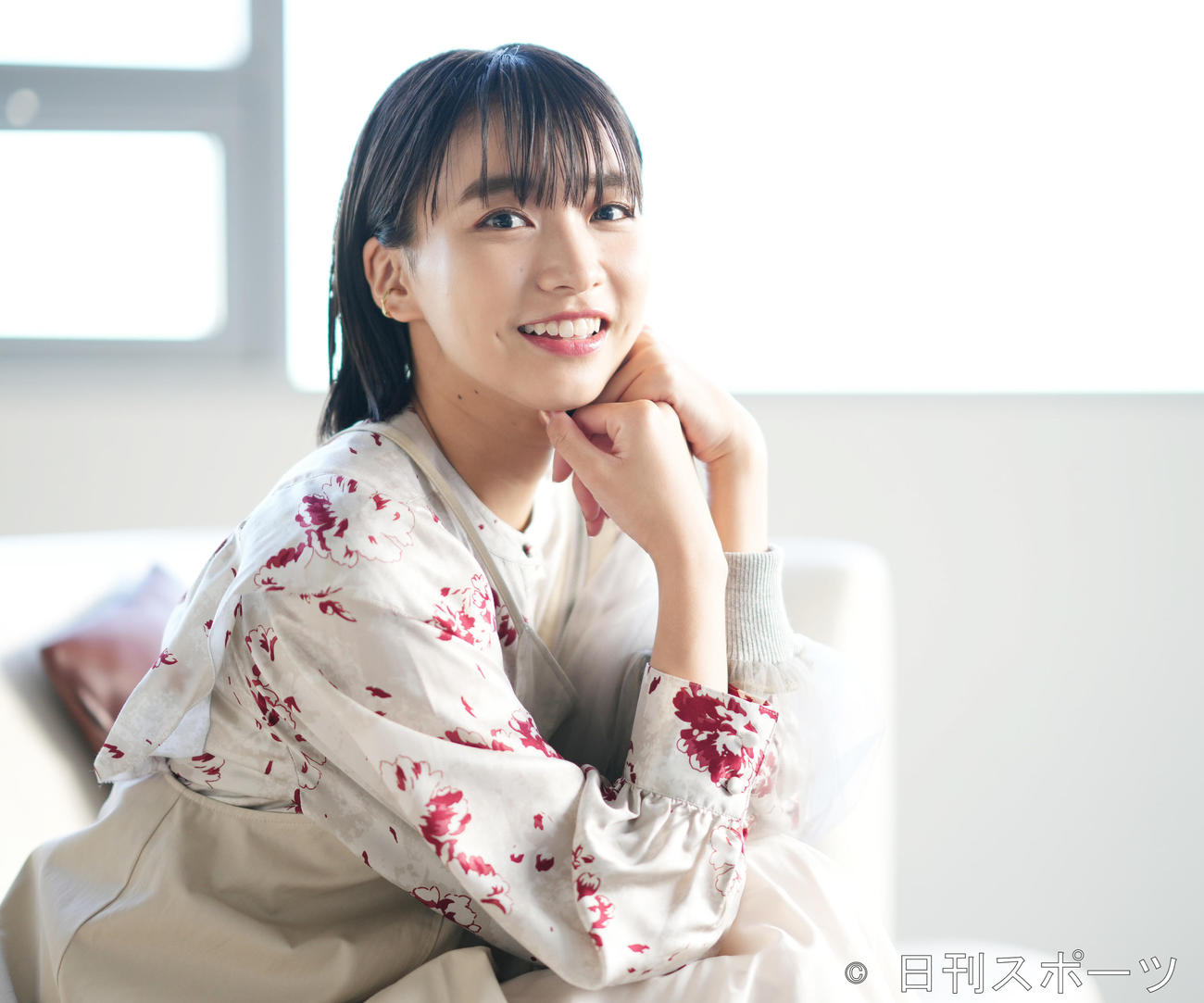 笑顔でポーズをとる坂ノ上茜（撮影・菅敏）