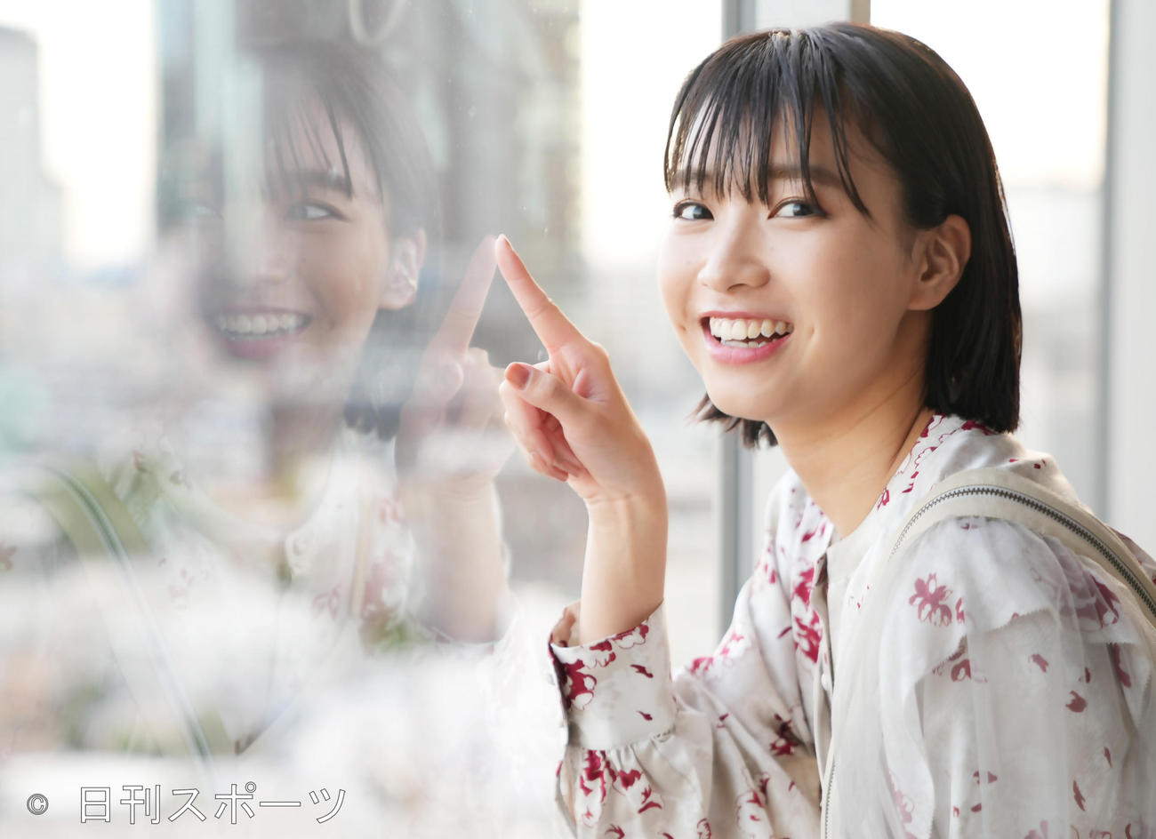 笑顔でポーズをとる坂ノ上茜（撮影・菅敏）