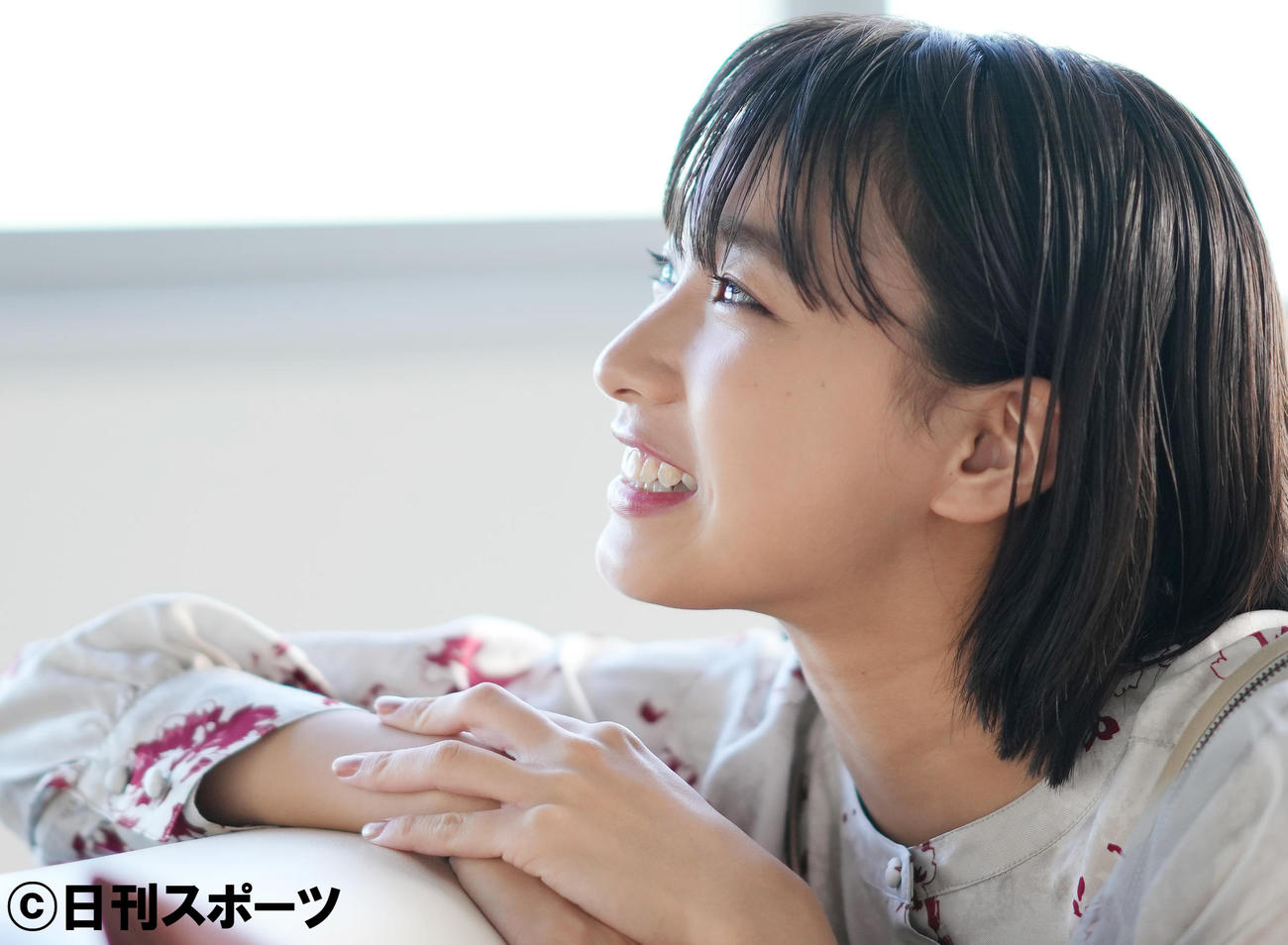 笑顔でポーズをとる坂ノ上茜（撮影・菅敏）