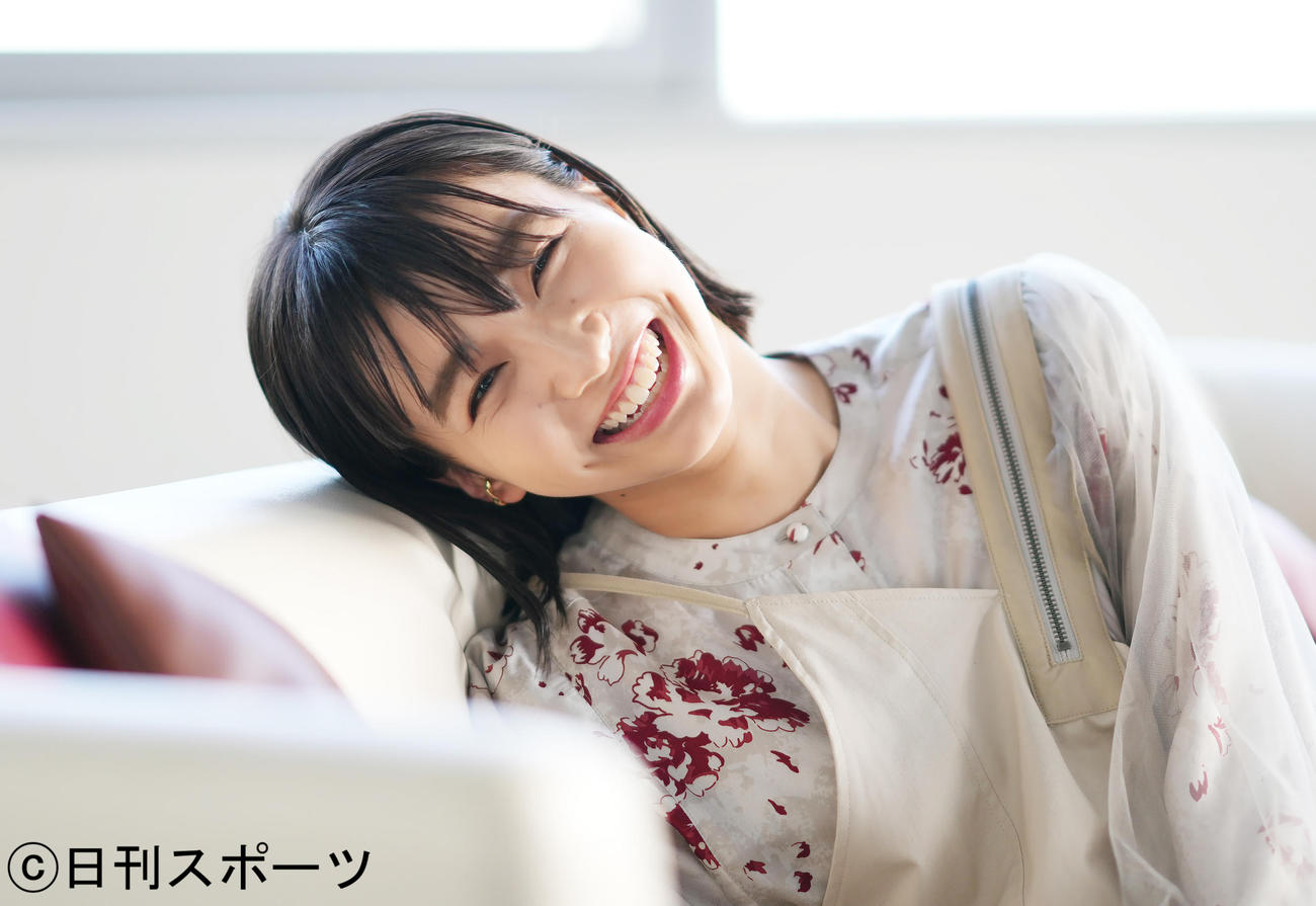 笑顔でポーズをとる坂ノ上茜（撮影・菅敏）