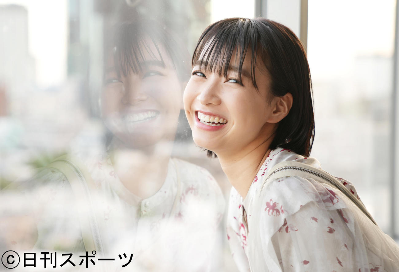 笑顔でポーズをとる坂ノ上茜（撮影・菅敏）