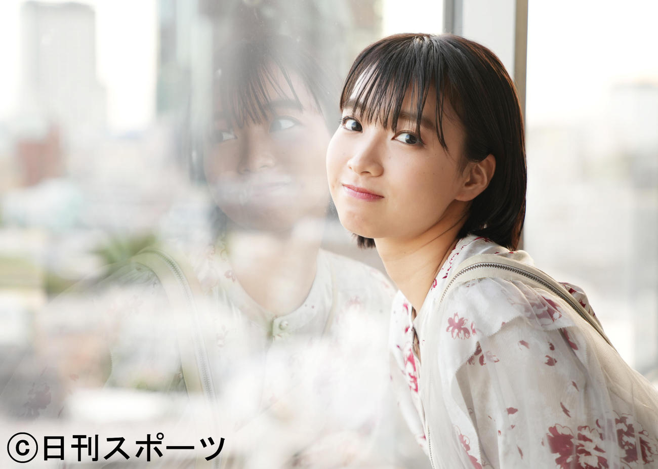 笑顔でポーズをとる坂ノ上茜（撮影・菅敏）