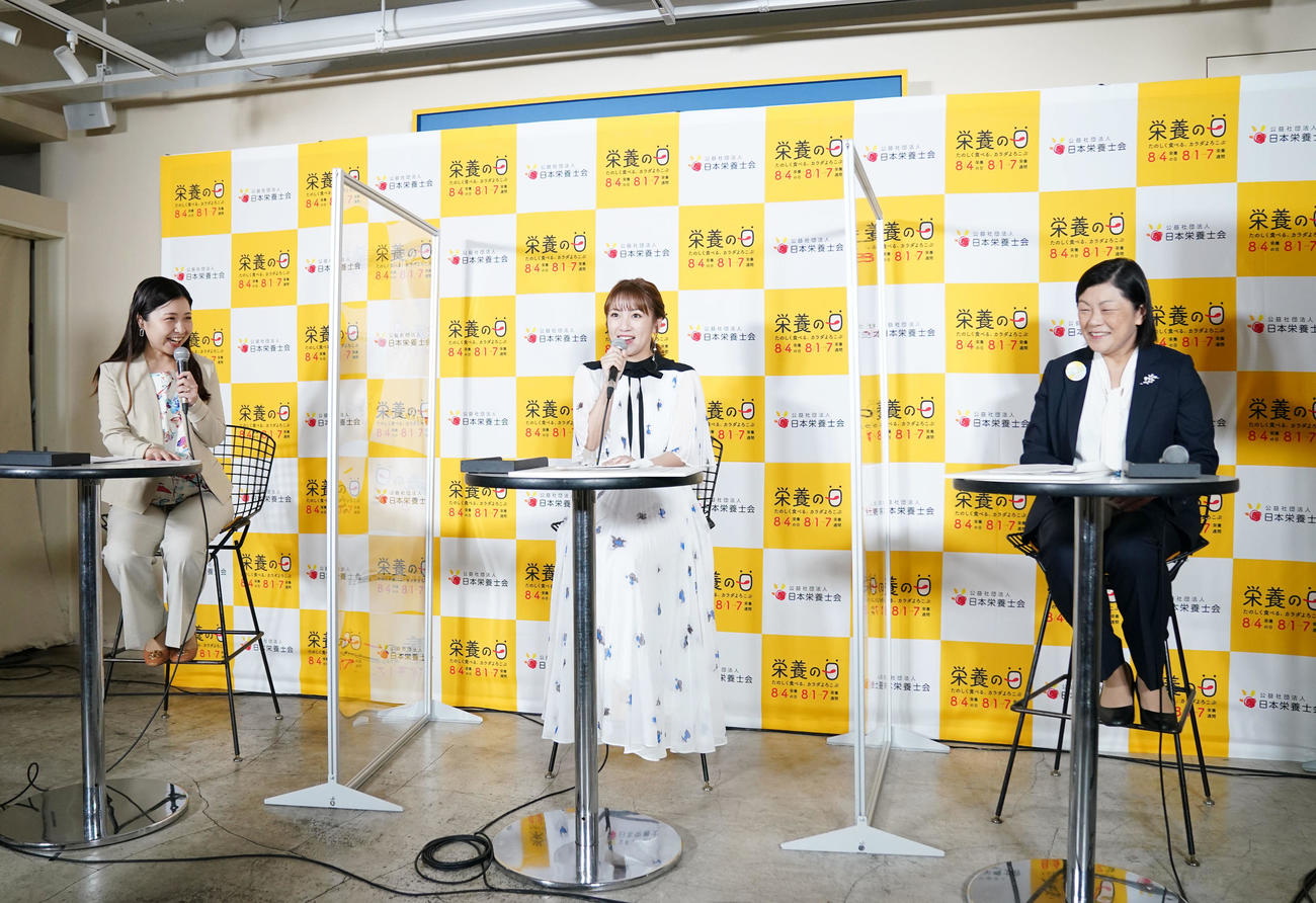 栄養の日イベントに登場した高橋みなみ（中央）。左は川口あい、右は鈴木志保子（撮影・横山健太）