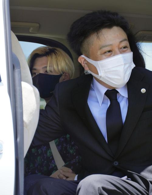 田口翔被告のホワイトナイトで人気ユーチューバーのヒカル(左奥)と山田大介弁護士(共同)