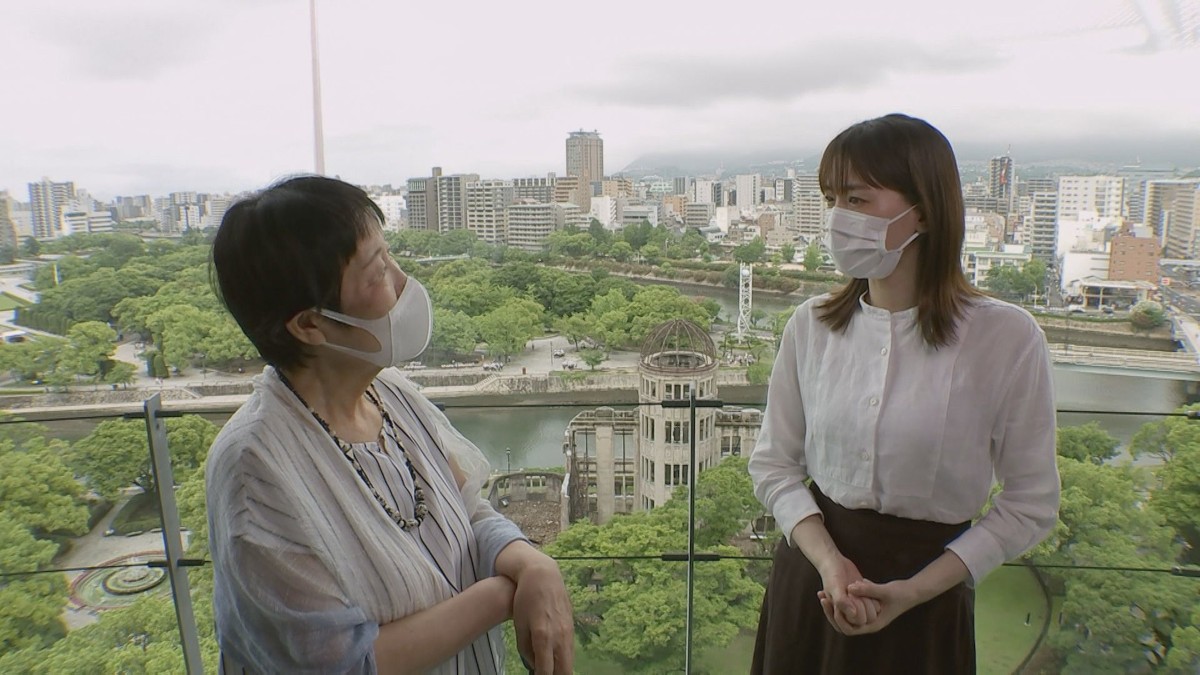 TBS「news23」で被爆者の田中稔子さん（左）に話を聞く綾瀬はるか