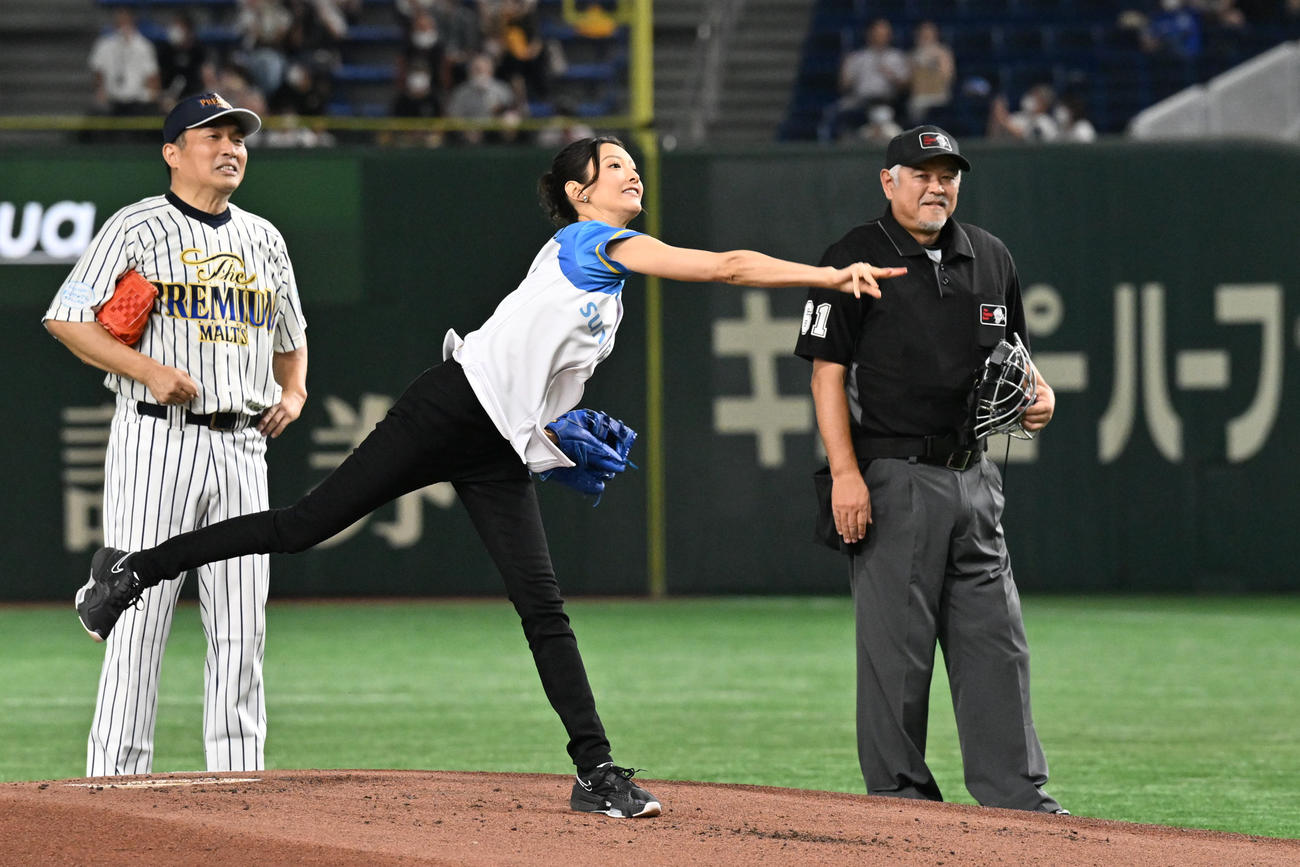 サントリー　ドリームマッチ　2022　始球式を務める菜々緒