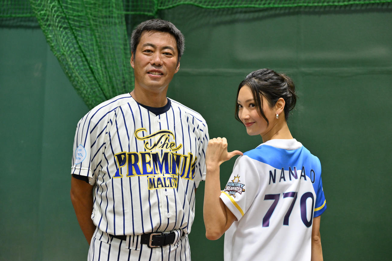 サントリー　ドリームマッチ　2022　上原浩治氏（左）と、ポーズをとる菜々緒