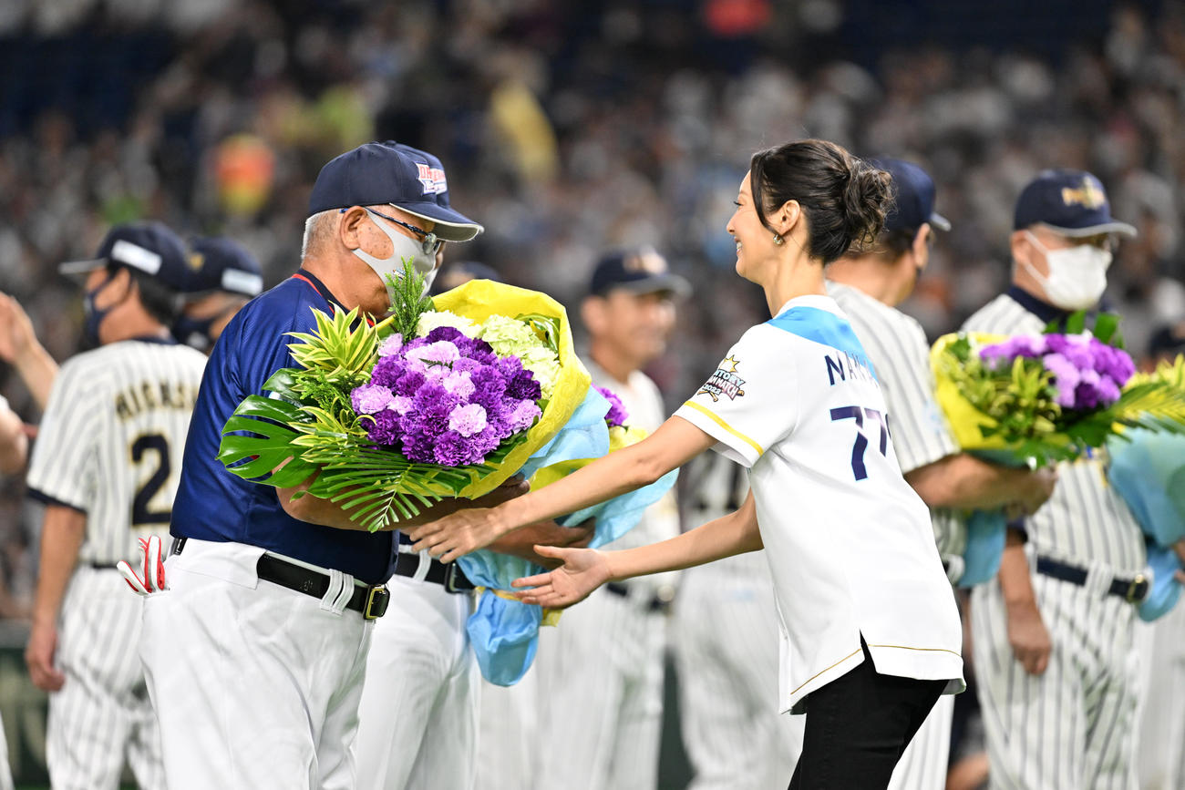 サントリー　ドリームマッチ　2022　花束を贈呈する菜々緒（右）