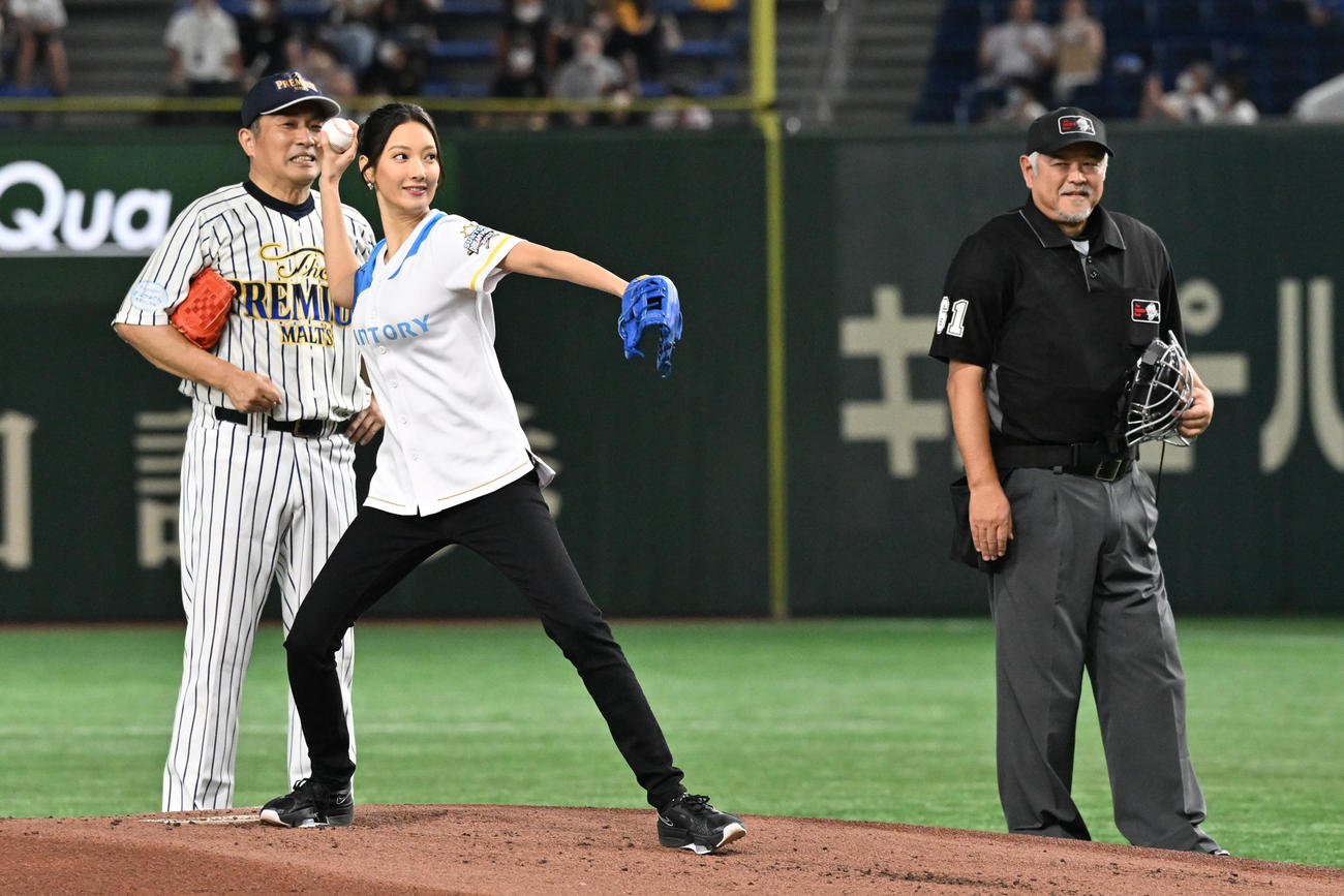 サントリー　ドリームマッチ　2022　始球式を務める菜々緒