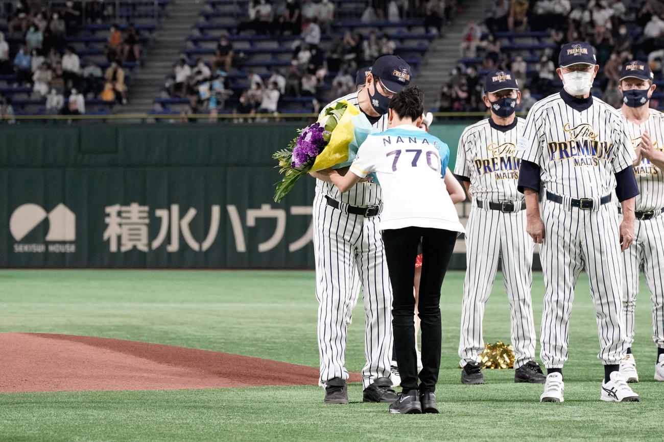 サントリー　ドリームマッチ　2022　花束を贈呈する菜々緒