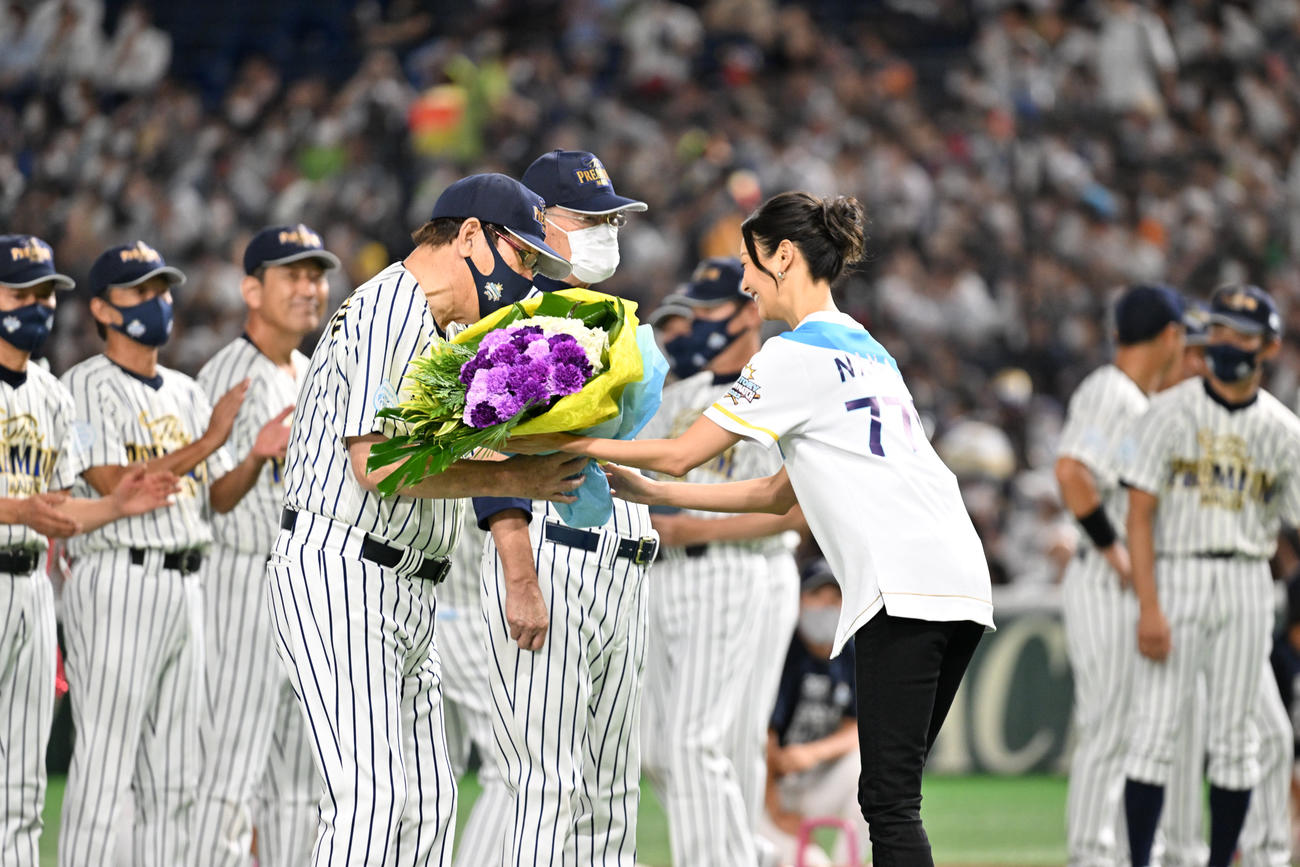 サントリー　ドリームマッチ　2022　花束を贈呈する菜々緒（右）