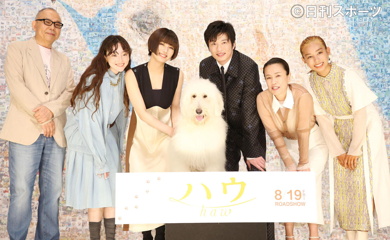 映画「ハウ」完成披露上映会に登壇し記念撮影する。左から犬童一心、モトーラ世理奈、池田エライザ、ベック、田中圭、渡辺真起子、長澤樹（撮影・宮地輝）