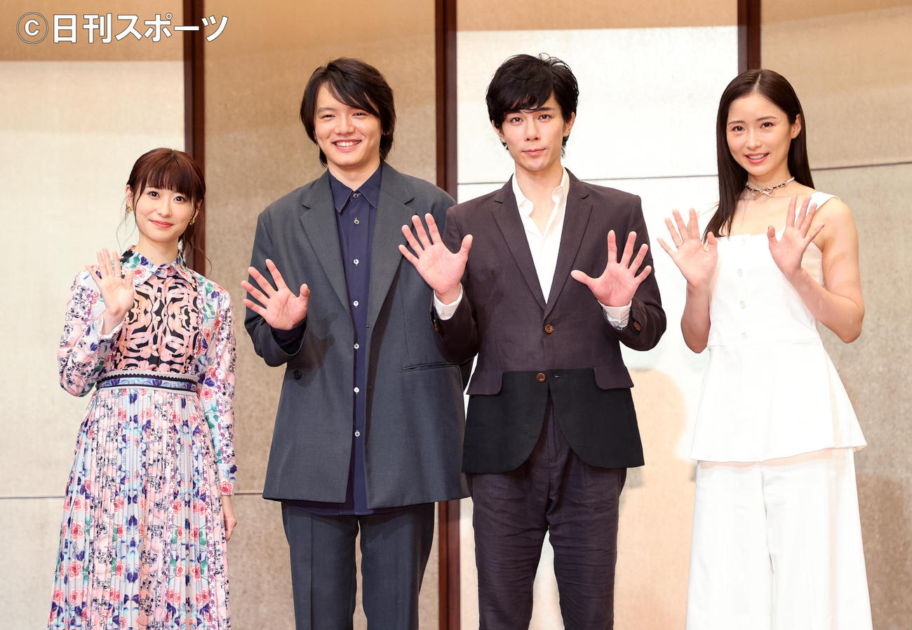 手を振る出演者、左から唯月ふうか、濱田龍臣、柿澤勇人、笹本玲奈（撮影・鈴木正人）
