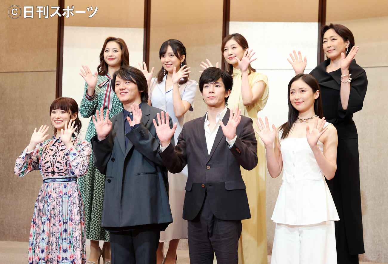 手を振る出演者、前列左から唯月ふうか、濱田龍臣、柿澤勇人、笹本玲奈、後列左から綺咲愛里、熊谷彩春、夢咲ねね、高島礼子（撮影・鈴木正人）