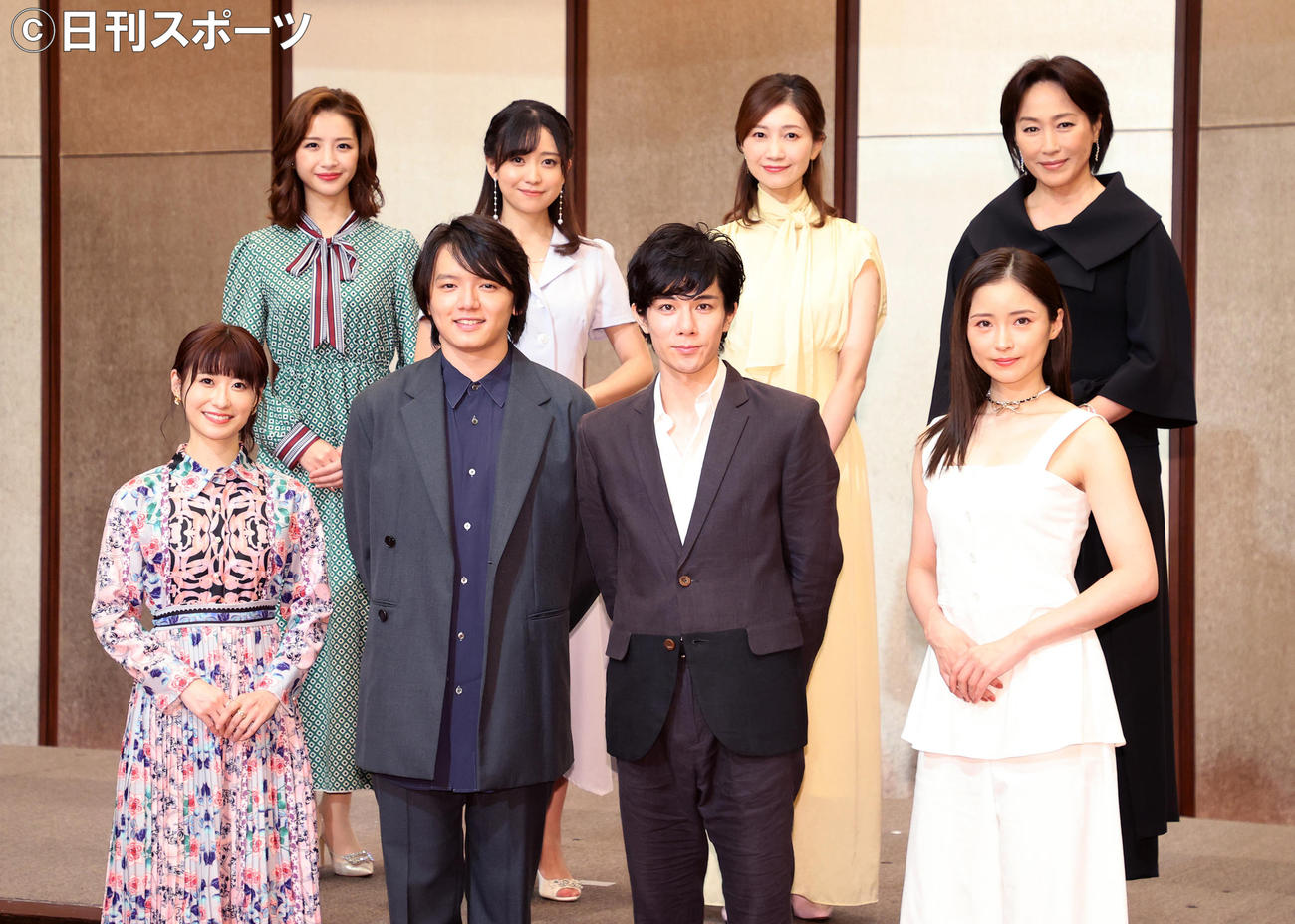 写真に納まる出演者、前列左から唯月ふうか、濱田龍臣、柿澤勇人、笹本玲奈、後列左から綺咲愛里、熊谷彩春、夢咲ねね、高島礼子（撮影・鈴木正人）