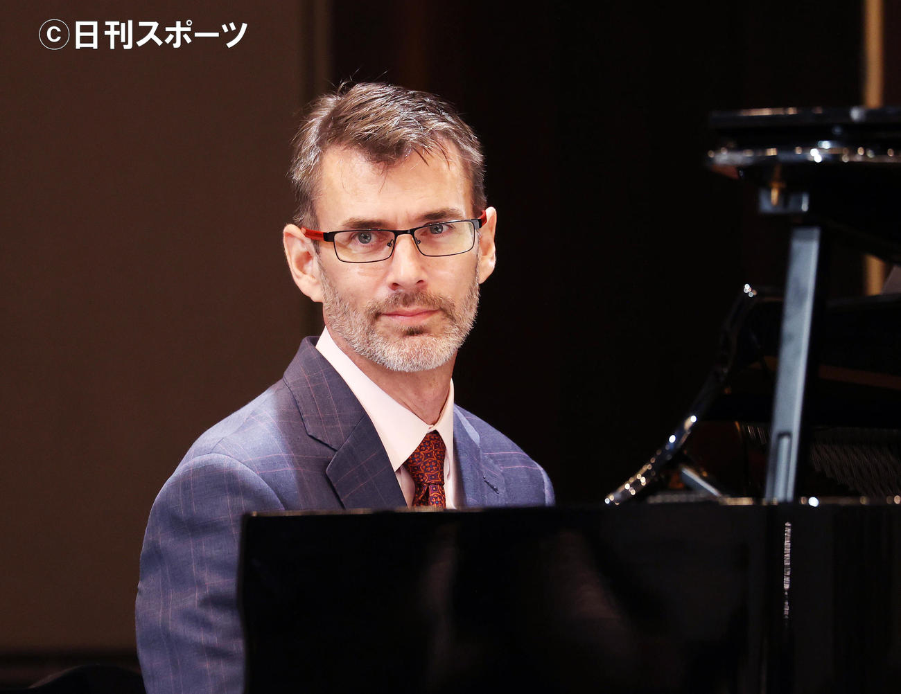 ピアノ伴奏するジョイソン・ハウランド氏（撮影・鈴木正人）