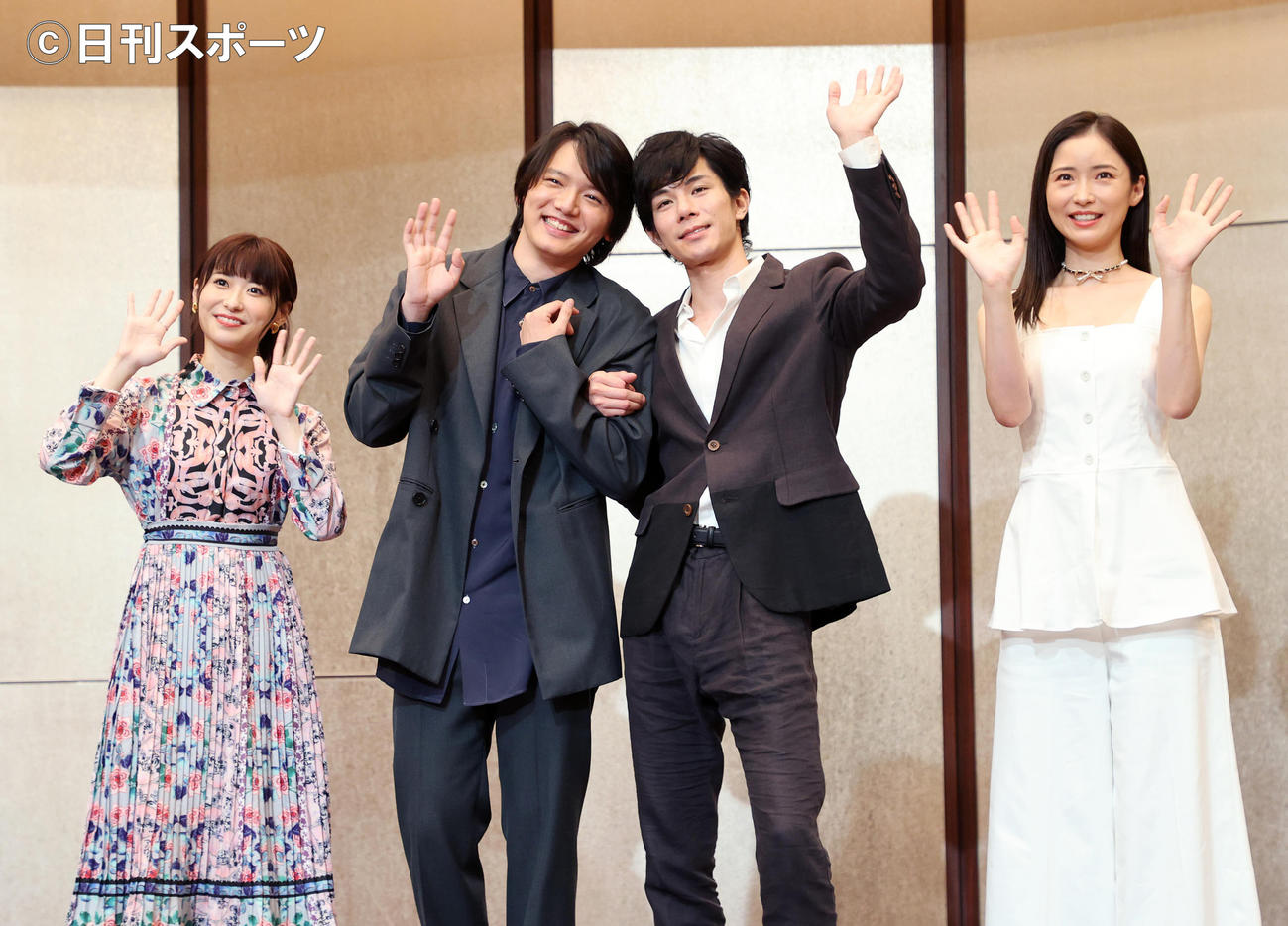 手を振る出演者、左から唯月ふうか、濱田龍臣、柿澤勇人、笹本玲奈（撮影・鈴木正人）