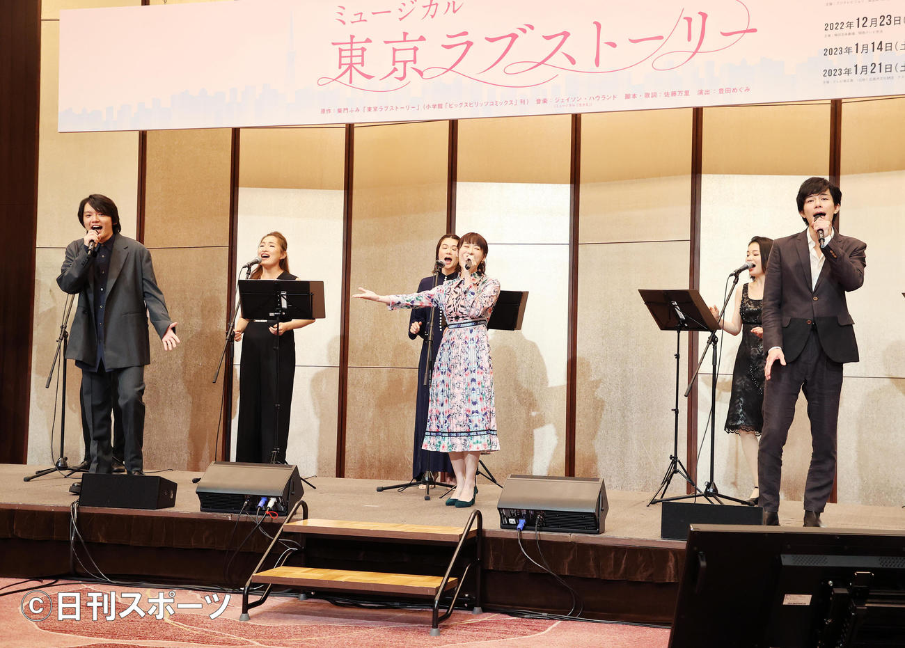 歌唱披露した左から濱田龍臣、唯月ふうか、柿澤勇人（撮影・鈴木正人）
