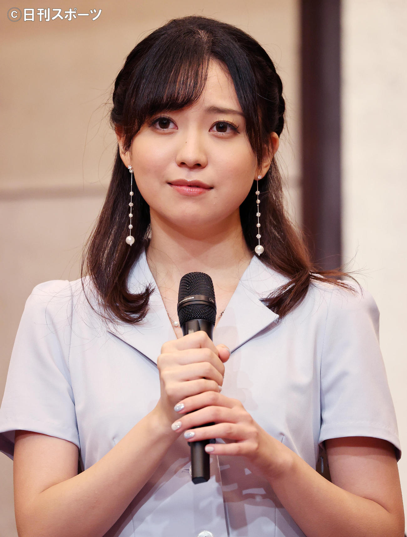 歌唱披露した熊谷彩春（撮影・鈴木正人）